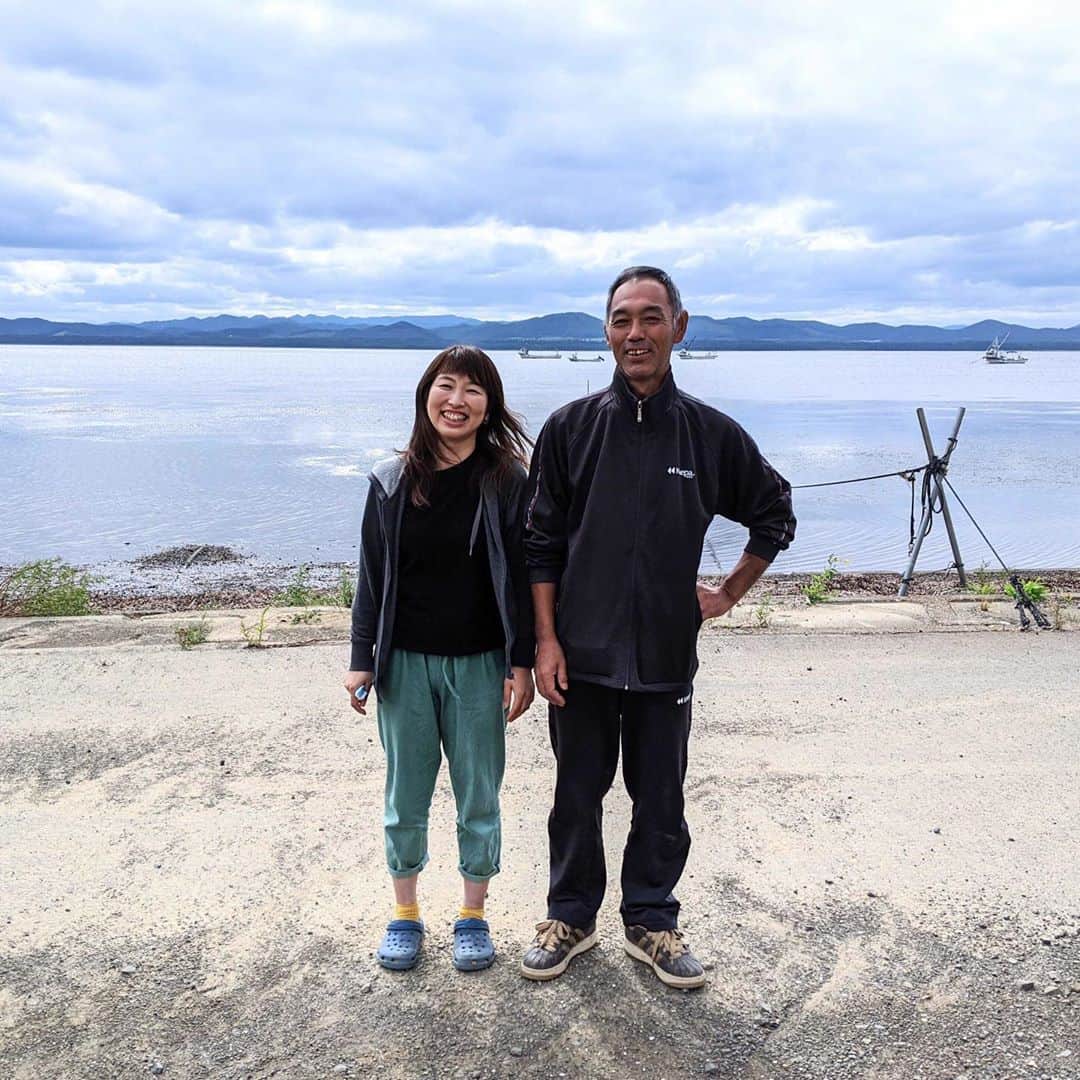 ポケットマルシェ(ポケマル) さんのインスタグラム写真 - (ポケットマルシェ(ポケマル) Instagram)「スタッフの生産現場訪問記🚶🐾  北海道の北東部、オホーツク海岸沿いに広がる日本で3番目に大きな湖「サロマ湖」。 オホーツク海の海水と湖の真水が混じり合うこの場所で牡蠣やホタテの漁を営んでいるのが、相場漁業の相場さんご家族です👫  (写真2枚目の「↓」で示したあたり。地図上だとほとんど見えないような特殊な地形の場所！)  以前、地元で牡蠣の値が落ちた際になんとかしなくては、とポケマルで直販に挑戦し始めてからというもの、お客さんから直接聞ける「ごちそうさま」の声がうれしくて、漁に対する意気込みも変わってきたのだそう。  先週でホタテ漁は一段落。明日からまた、新しいホタテの赤ちゃんを育てる作業にとりかかるとのこと。  冬にはサロマ湖の全面が分厚い氷に覆われますが、なんと船ではなくスノーモービルで漁に出て、チェーンソーを使って氷を割り、牡蠣の収穫を行うのだとか😳スノーモービルの後ろにソリを付けて、たくさんの牡蠣を載せて走る様子は、まるで「サンタさん」🎅 牡蠣シーズンも今から楽しみですね😊🦪  #ポケマル #ポケットマルシェ #pocketmarche #ポケマル体験  #農家漁師から直接買えるアプリ #生産者の顔が浮かぶ食卓 #漁師 #旬 #産地直送 #北海道 #サロマ湖」9月1日 18時34分 - pocket.marche