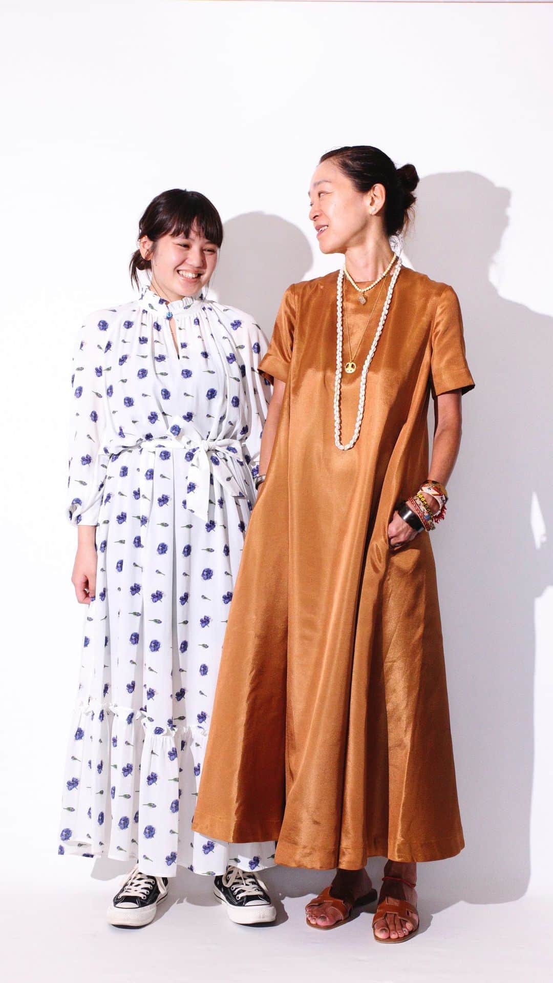 のインスタグラム：「秋冬シーズンよりお取り扱いがスタートしたデンマーク発のブランド＜バウム ウンド ヘルガーテン＞を、バイヤー 鈴木とアシスタントバイヤー 笹俣がご紹介します。自分らしく着こなしをアレンジできるドレスは注目です！ #BaumUndPferdgarten #fashion #ファッション #dress #秋服 #coordinate #コーディネート #womensstyle #womensfashion #BarneysNewYork #BarneysJapan #バーニーズニューヨーク」
