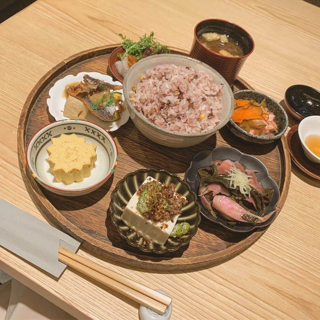 maari watanabe(まありん)さんのインスタグラム写真 - (maari watanabe(まありん)Instagram)「東京 外苑前 らかん・果 ㅤㅤㅤㅤㅤㅤㅤㅤㅤㅤㅤㅤㅤ おばんざいランチ1,200円 ずっと気になってたヘルシーすぎる和食ランチ✨ ランチは他にも種類豊富にありました💕 ご飯の種類も3種から選べて今回は十五穀米にしました。 お洒落なカフェに行くと、自炊のアイディアの参考になるので気になった場所は常にメモ☺️ 美味しかった〜！一緒についてきた羅漢果茶も美味しい💕 .*⑅︎୨୧┈︎┈︎┈︎┈︎┈︎┈︎┈┈︎┈︎┈︎┈︎┈︎୨୧⑅︎* .  #外苑前カフェ #表参道カフェ #青山カフェ #omotesando  #tokyocafe  #aoyamacafe #東京ランチ #表参道ランチ #外苑前ランチ」9月1日 18時28分 - manyo_wt