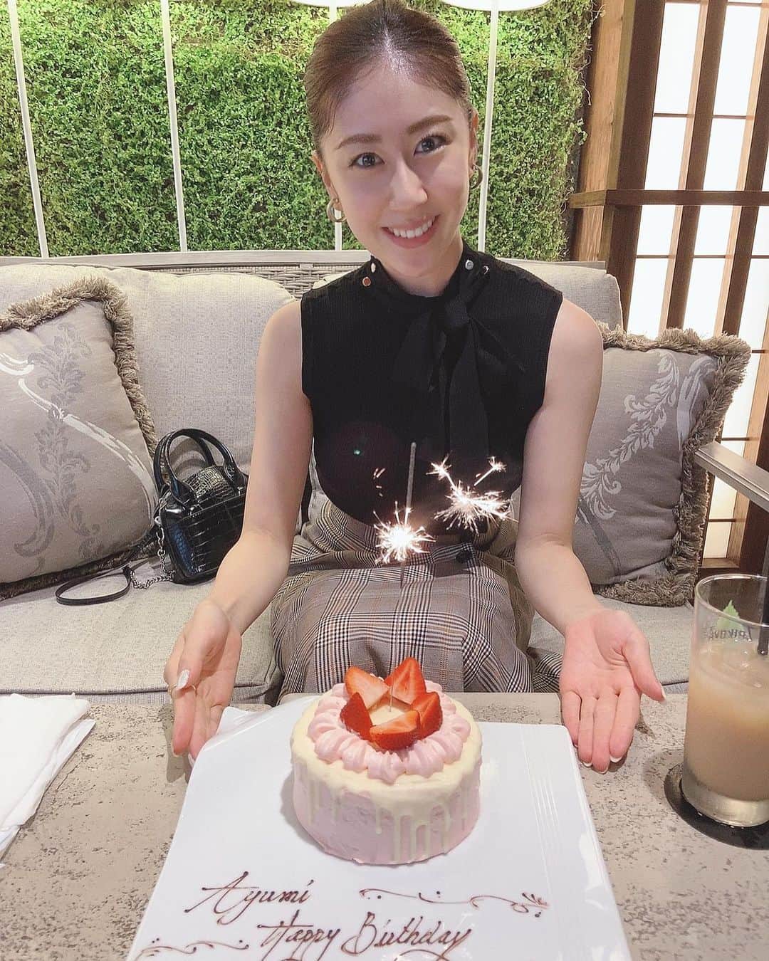 永島あゆみのインスタグラム：「🎂 ・ とっても素敵な時間をプレゼント して頂きました🥰💕 優しくて面白くてそしてクールビューティー♡ そのオーラが素敵なんです✨ そんなひかりさんにサプライズして 頂きとっても幸せなひとときでした☘️ ありがとうございました♡ ・ ケーキがとっても可愛くてびっくりで 次の日投稿見てください😂😂 ・ @nishiyamahikari さん♡ ・ #ミスジャパン東京 #ミスジャパン #お誕生日プレゼント  #サプライズ #嬉しすぎる  #これからもよろしくね」