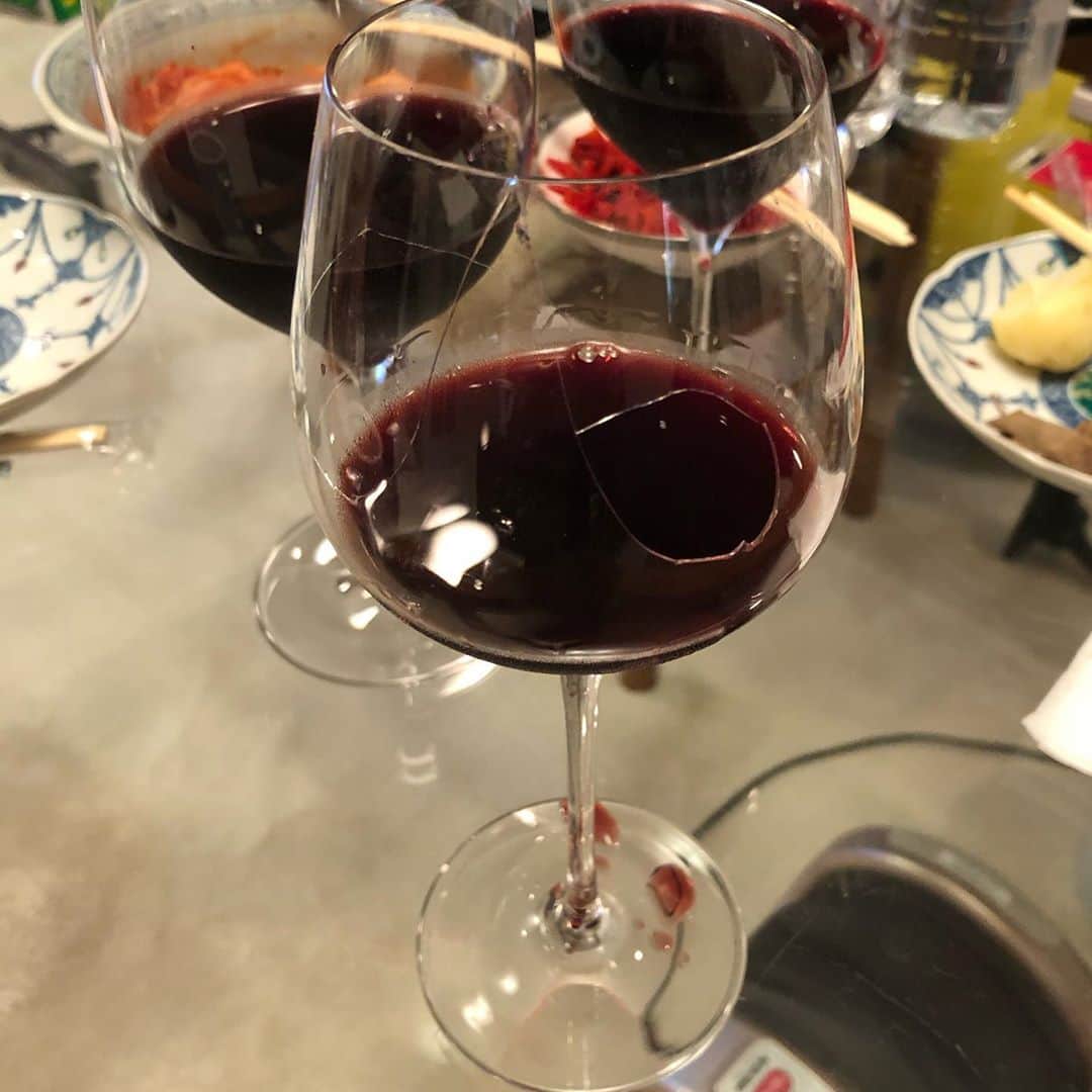 和田アキ子さんのインスタグラム写真 - (和田アキ子Instagram)「こないだ、仕事終わりにマネージャーと家で軽くワインを飲んでたら🍷 マネージャーが赤ワインを絨毯に大量にこぼしたんです😱😱😨😨😰😰 当のマネージャー本人も「えっ？なんで？」みたいな感じで焦ってまして😱😱 グラスをよく見たら、なんと、真ん中部分だけ綺麗に穴が空いてました🤪😅 そりゃ、溢れるわ🤪きょえー😱😱 こんな事あります❓😥😰 #ako50th #ワイン #こぼれる」9月1日 18時32分 - ako50th