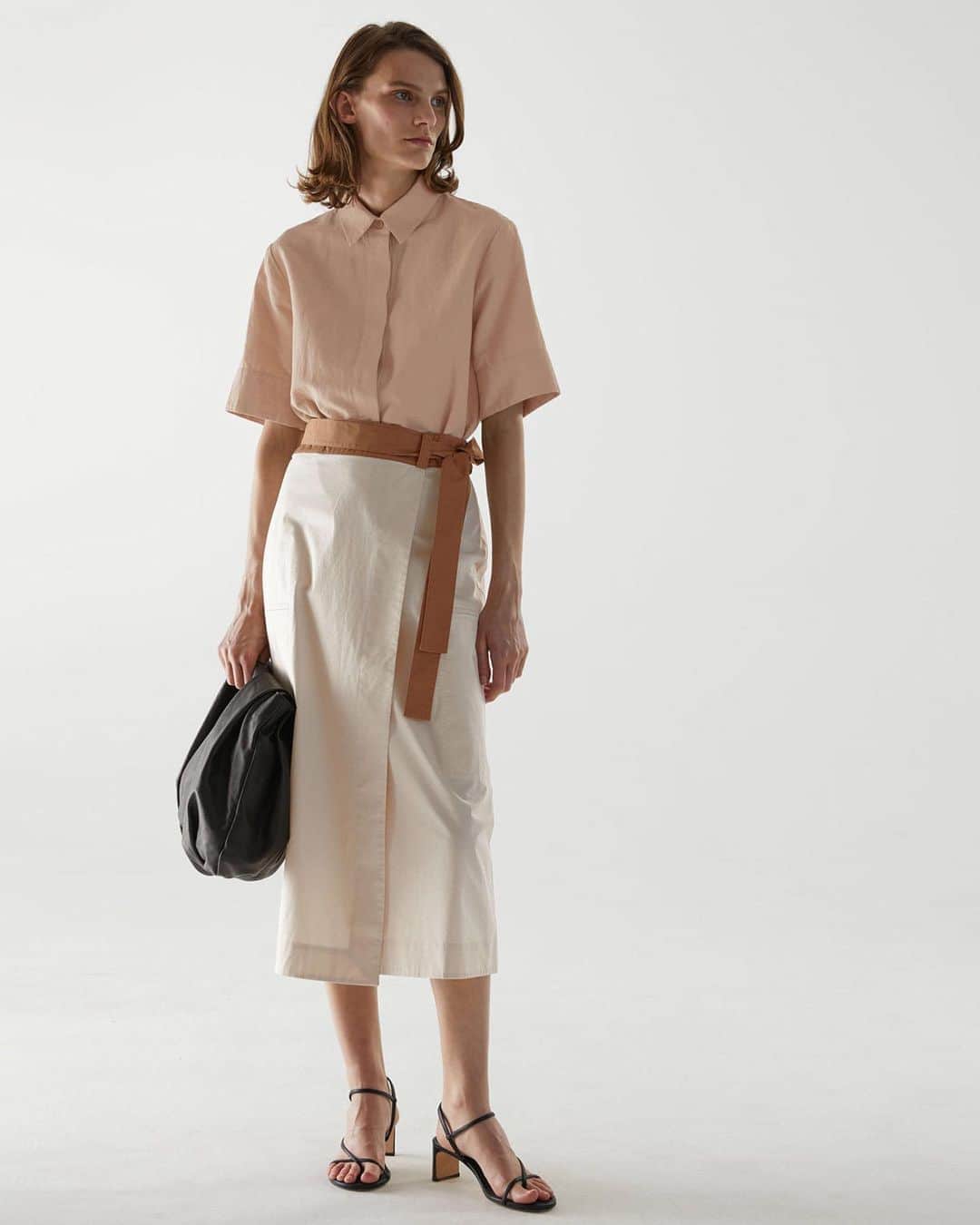 コスさんのインスタグラム写真 - (コスInstagram)「Colour-blocking for grown-ups. Crafted from organic cotton with a belted waist, our A-line skirt is a true wardrobe hero.」9月1日 18時32分 - cosstores