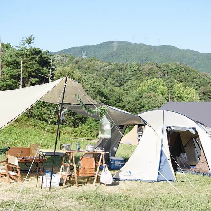キャンプ情報サイト［ランタン］さんのインスタグラム写真 - (キャンプ情報サイト［ランタン］Instagram)「CAMP SMILE STYLE ／ ワンポイントの小物で魅せる！ おしゃれキャンプサイト ＼ いろんなキャンパーのキャンプスタイルを現地取材と一般キャンパーからの投稿で数多く掲載してます。 . . 詳しくは @lantern.camp webサイトをご覧ください . . #camp #camping #outdoor #travel #trip #lantern_smile #nature #キャンプ #キャンプ用品 #キャンプギア #アウトドア #テント #自然 #旅行 #キャンプ初心者  #キャンプ好きな人と繋がりたい #camper #外遊び #マキノ高原キャンプ場 #ファミリーキャンプ #LANTERN #ファミキャン #テントレイアウト #キャンプレイアウト #ホールアース #Whole Earth #オシャレキャンプ」9月1日 18時33分 - lantern.camp