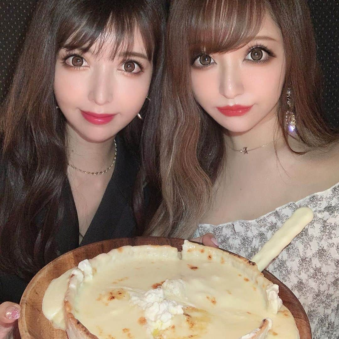 桜井莉菜さんのインスタグラム写真 - (桜井莉菜Instagram)「クイズの答えは、ピザでした🍕❤️ 最近チーズたっぷりのピザにハマってるの😍❤️  今回は @arklounge_shinjuku  っていうところに、ちかと行ってきた🥰 ハチミツかけて食べるチーズピザ💕 チーズ好きにはマジでたまらん🤤 口の中にあんなにチーズ入れる事無いレベルでチーズまみれ🤪💓 そしてバナナジュースがまたヤバイ！！🍌 @magari_de_banana_shinjuku_west おいバナナして、もうミキサーが途中で止まるくらいに とろとろ濃厚💗 サラダもお通しの生ハムも、全部美味しかった❤️ そして、Uberでの宅配のみで頼める肉汁爆発 曾さんの餃子 @sousan_gyouza_shinjuku_west 名前の通り、もはや小籠包レベルの肉汁ブッシャーでめちゃめちゃ美味しい😍💕 また絶対宅配頼んじゃう✨ って事で、正解者の中から 3名様にコメ返しまーす🥰  #新宿シカゴピザ#チーズ#ハチミツピザ#新宿グルメ#ピザpr#トリドリベース」9月1日 18時34分 - rina__sakurai