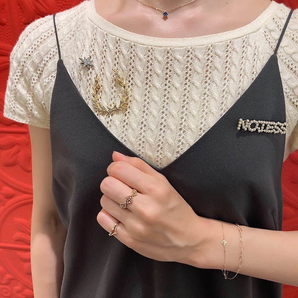 nojess_officialさんのインスタグラム写真 - (nojess_officialInstagram)「.﻿ 【スタッフコーディネート_ノジェス 池袋パルコ】﻿ コーディネートに新鮮さをプラスしてくれるブローチの重ねづけ。﻿ ﻿ お洋服や気分に合わせて、いろいろな組み合わせを楽しんで。﻿ ﻿ #nojess #accessories #jewelry #coordinate #brooch #ring #necklace #bracelet #newarrival #autumn #autumncollection #newarrivals #ノジェス #アクセサリー #ジュエリー#コーディネート #リング #ブレスレット #ネックレス #ブローチ #秋 #ギフト #プレゼント #ご褒美 #新作 #池袋パルコ」9月1日 18時37分 - nojess_official