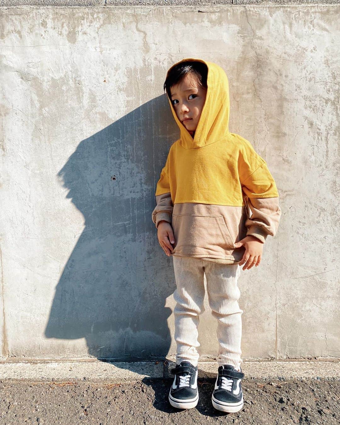 rats1316のインスタグラム：「・ 9月になりましたね🍂🍁 ・ フード付きのお洋服が大好きな侑波。 キメ顔かましてます笑。 なぜなら仮面ライダーゴーストになれるから...😂 そして#ミスターパーカージュニア も好き😏  秋用にゲットしたこのパーカーは @lapr_1212 のもの👦🏻 バイカラーがおしゃれでインパクト大💫  9月6日12:00〜発売開始です👏🏼 女の子が着ても可愛いだろうなぁ💛 ・ ・ ・ #キッズコーデ#韓国子供服#3歳#男の子#札幌ママ#北海道ママ」