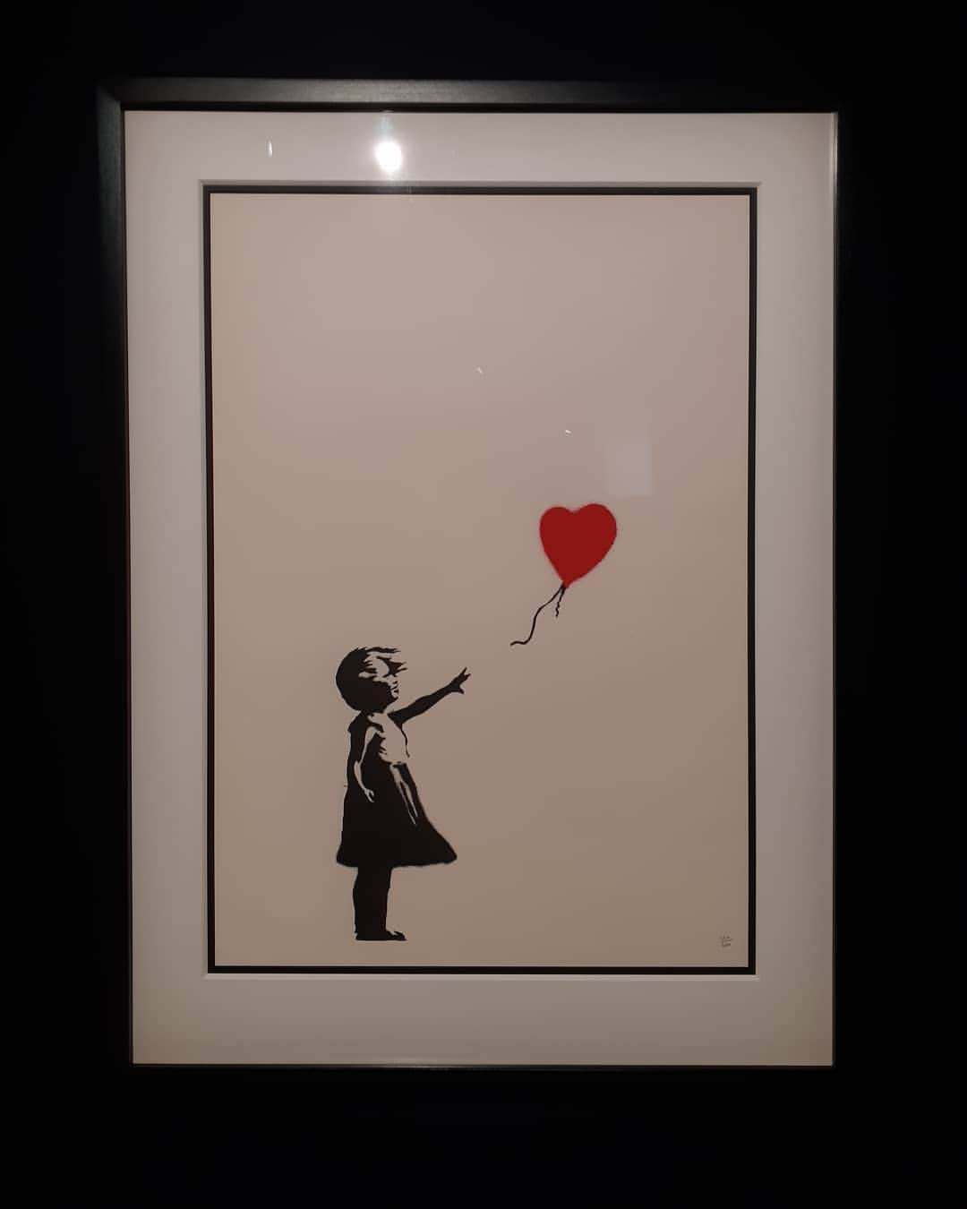 黒坂真美さんのインスタグラム写真 - (黒坂真美Instagram)「Hello Banksy😀 . バンクシー展に行ってきたよ！ . “天才か反逆者か” そんな事は分からないけど、 思わずにやっと笑ってしまう彼のダークユーモアがとても好きでした😎 . #黒坂真美 #kurosakamami #バンクシー #バンクシー展 #banksy #banksyjapan #keepitreal #geniusorvandal #yokohama #japan #🇯🇵 #🐵」9月1日 18時38分 - mamikurosaka_official