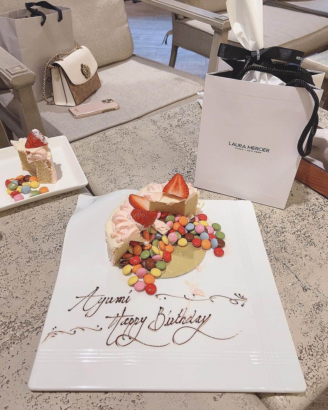 永島あゆみのインスタグラム：「🎂 ・ とってもとっても可愛いケーキ🧁 中から可愛いマーブル達がたくさん 出てきてもうテンション上がりました💕 ・ #birthday  #🎂 #thankyou  #❤️」