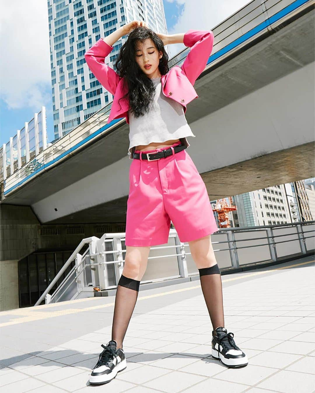 青野楓さんのインスタグラム写真 - (青野楓Instagram)「だいすきな、@atmos_pink_official﻿ と @nylonajapan のコラボ企画に参加させていただきました！﻿ ﻿ 新しく発売する @nike のDUNK LOW DISRUPTを履いて、今までにない新しい自分のファッションを。﻿ ﻿ 横にswipeして見てね！1枚目が私服で、2枚目がスタイリングして頂いたものです。 ﻿ 新鮮で楽しかったです🥰﻿ インタビューも少し載ってるのでよかったら、ストーリーや、公式アカウントからのぞいてみてください！﻿ ﻿ #nike#スニーカー#DUNKLOWDISRUPT #dunk#dunklow#atmospink #nylon#kaede626style」9月1日 18時41分 - kaede626