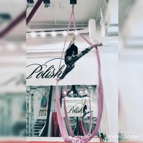 のインスタグラム：「今朝のエアリアルのレッスンは人数が少なかったので、やりたいことをやらせてもらいました。 いつものルーティンのアレンジや、インスタで気になったものを解読したり、色々試してみることができたー！ 充実！ さてこれからドミューンですっ！ (DOMMUNEは吊れない)  #aerialsilk #空中族 #筋肉女子 #軟体育成中 #DOMMUNE #GIGANOISE」