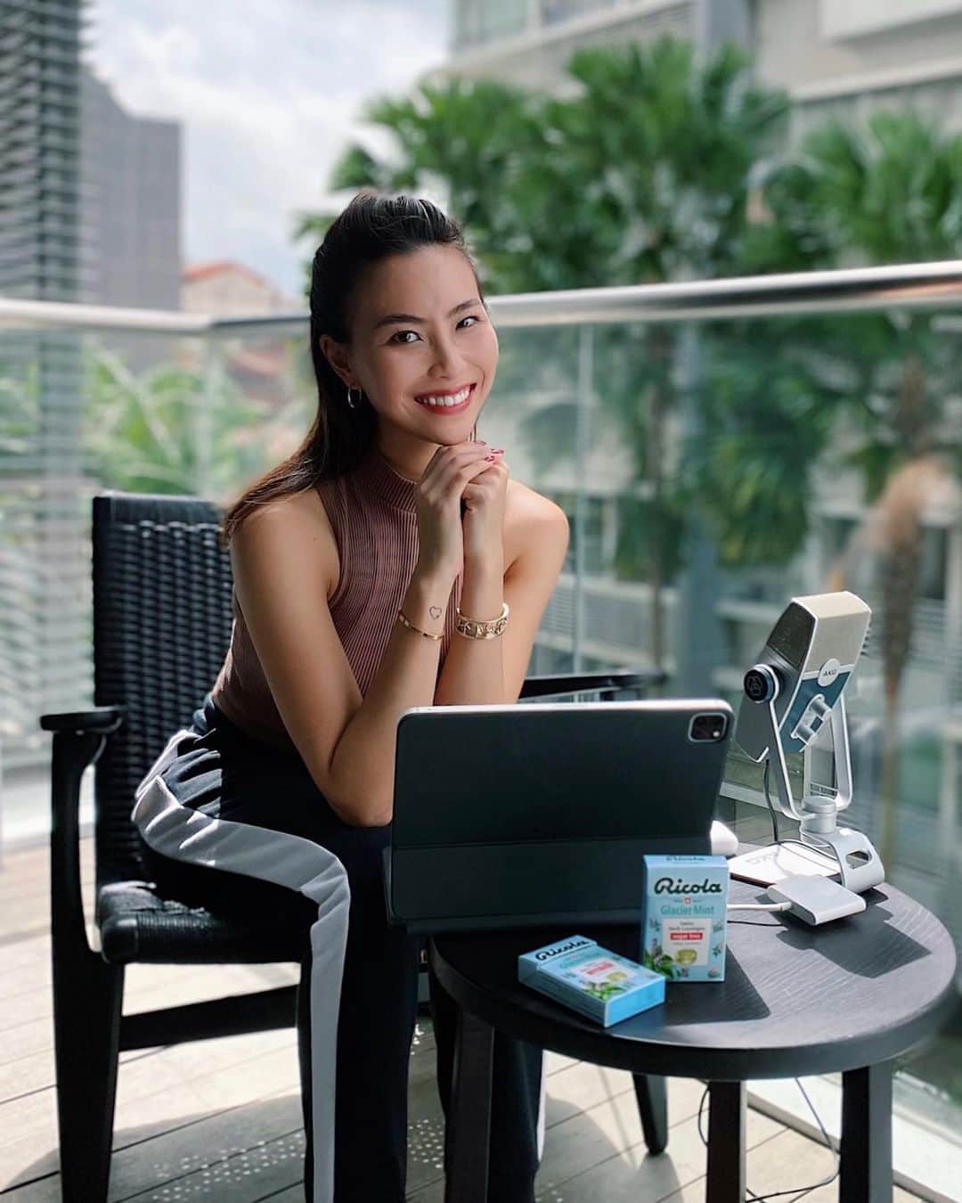 のインスタグラム：「Random fact: back in school my friends always teased me with the Ricola jingle cos my middle name is Nicola 🤣(nniiiiiiccoollaaaaaaa 🤦🏻‍♀️) . It’s all come full circle with @ricola_sg! Takin a breather in between recordings and online hosting with Ricola Glacier Mint at my fave spot of the house to soak in some Vitamin D and greenery. Ricola, a drop made with natural herbs 🌿 . Just by grabbing a box of @ricola_sg Glacier Mint, you can join the lucky draw to win cash prizes up to $3,000!! 💰 More details on their Facebook page!   #RicolaGlacierMint #RicolaSG #shotoniphone #ipadpro」