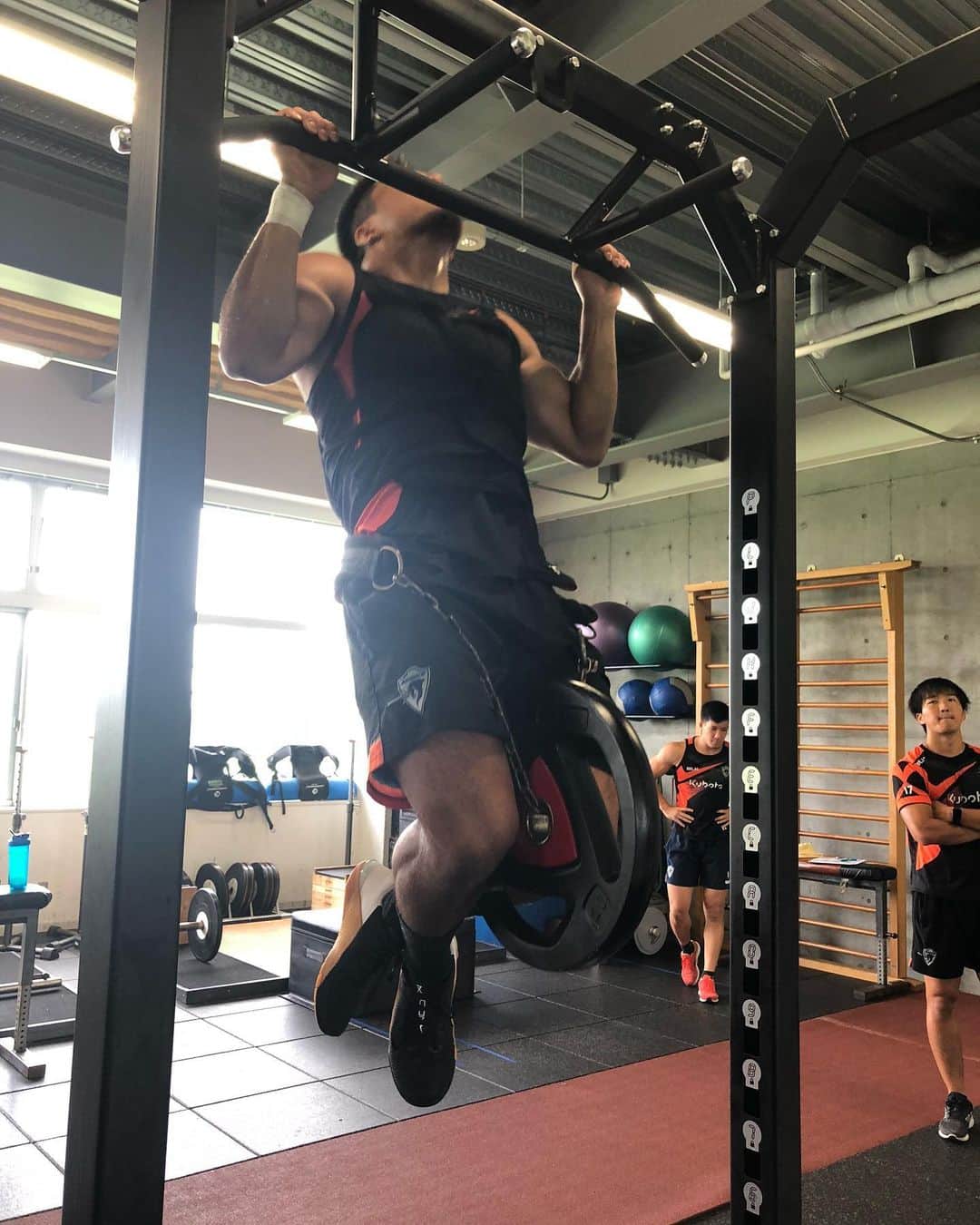 立川理道のインスタグラム：「今日はグランド練習の写真ではなく、ウェイトトレーニングです！ ①35kgのプレートを付けて懸垂 @poipoipopopoi  ②もう何キロかわからへん。笑 @yutachiba9865  ③写真撮る前に顔決めたがくと @gaku_rug01  ④試合したくてウズウズしてる @katsuya_okuma  ⑤力入る時下唇噛むタイプ😜 @takuromero  ⑥Easy?😂 @honeti_taumohaapai  ⑦⑧ジムの外でも追い込んでます！ @reichell_30  @helupride  @kamex261  ⑨後頭部が見えとる。。笑 @ichidairajanai   二部練でハードは1日でしたが、明日しっかりリカバリーして、また頑張ります！！」