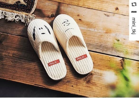 のインスタグラム：「本日発売🤍🖤 是非、お早めにGETしてください✔️  #repost @mini_tkj ﻿ 本日9/1(火)発売mini10月号の付録は、﻿ MILKFED.特製 スヌーピー＆チャーリー・ブラウン ふわもこルームシューズ🥰おとぼけ顔スヌーピーと真顔チャーリー・ブラウンのコンビがたまらなく可愛い♡︎ 見た目からして柔らか〜い、肌触りバツグンのオフホワイト生地に、ミルクフェドの赤ロゴがアクセント！ 一般的なフリーサイズのスリッパ（23～27cm対応）です🥰2冊買いでペア使いもできちゃいます♡︎ 足元から癒されて、ゆったりしたお部屋時間を✨🍃﻿ お早めにお買い求めくださいませ🤍﻿ ﻿ #スヌーピー #snoopy #ピーナッツ #milkfed #ミルクフェド #mini」