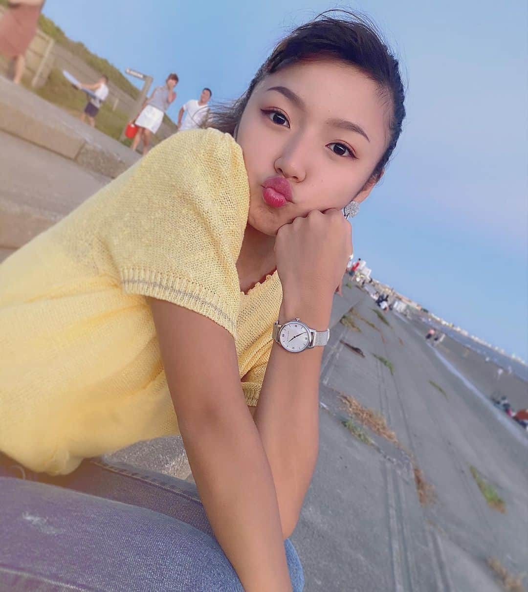 Rioさんのインスタグラム写真 - (RioInstagram)「Beach Time 🏖🐚﻿ ﻿ 風ビュンビュンで大変だったけど﻿ 景色綺麗だった日🌴﻿ ﻿ @liakurea の時計⌚️﻿ 私のインスタで紹介するのは3回目ですが、﻿ それくらいかわいい♡﻿ この時計は貝殻🐚みたいで海に合う♡﻿ ﻿ 今回のクーポンコード﻿ 【rioflhz】ご使用で10％off⚜️﻿ ﻿ 時計はプレゼントとかにめっちゃいいよね🤤🧡﻿ 私がもらったら本当に嬉しい。笑﻿ ﻿ #腕時計 #liakulea #腕時計 #時計 #腕時計倶楽部 #手元倶楽部#リアクレア」9月1日 18時54分 - rioflake0107