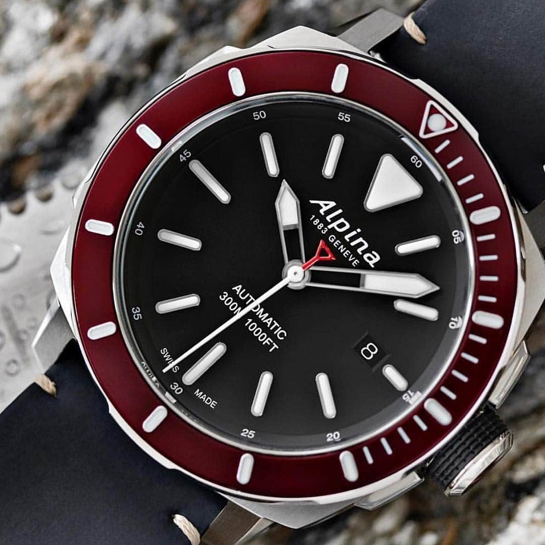Alpina Watches Japanさんのインスタグラム写真 - (Alpina Watches JapanInstagram)「本格的スペックを備えたタフなダイバーズウォッチを深みのある赤でシックに ㅤㅤㅤㅤㅤㅤㅤㅤㅤㅤㅤㅤㅤ 30気圧防水や堅牢性の高いボディなど、プロダイバーも認める性能を誇る実力派モデル。無反射コーティングの風防に加え、黒いダイヤルに映える白のバーインデックスが視認性の高さを約束します。落ち着いたトーンの赤いベゼルがモノトーンのアクセントに。スポーティでありながら洗練されたデザインです。 ㅤㅤㅤㅤㅤㅤㅤㅤㅤㅤㅤㅤㅤ 《シーストロング ダイバー300 オートマチック》 AL-525LBBRG4V6 ¥150,000+tax 自動巻き、30気圧防水、ラバーストラップ . . . . . . #Alpina #AlpinaWatchesJapan #swissmade #swisswatch #watch #wristwatch #sportwatch #outdoor #seastrong #diver #アルピナ #アルピナウォッチ #スイス時計 #時計 #腕時計 #スポーツウォッチ #アウトドア #シーストロング #ダイバー #クロノグラフ」9月1日 18時55分 - alpinawatchesjapan