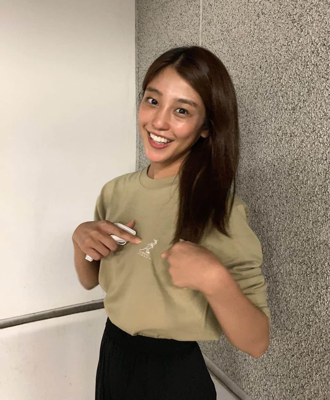 のインスタグラム：「⭐️﻿ ９月のはじまり🍁 涼しくなったのでお仕事にKANGOLさんとの﻿ コラボ中の#ロンT を着て行きました💚🤎﻿ ﻿ 受注受付、のこり１か月をきりました‼︎﻿ カラーバリエーションも豊富なので﻿ お気に入りがみつかると嬉しいです😌🌈﻿ #カーキ﻿ #KANGOL﻿ ﻿ 眉毛とTゾーンに下地のみのメイクなんだけど﻿ クマがやばくて今びっくりしてる笑🥴﻿ #20代後半になり濃くなってきた﻿ #寝不足などではないよ！🤤﻿ #塗らないとこんなかんじ笑﻿ #かわいがっちゃおう﻿ #今夜パックしよ#🥰﻿ #9月スタート﻿」