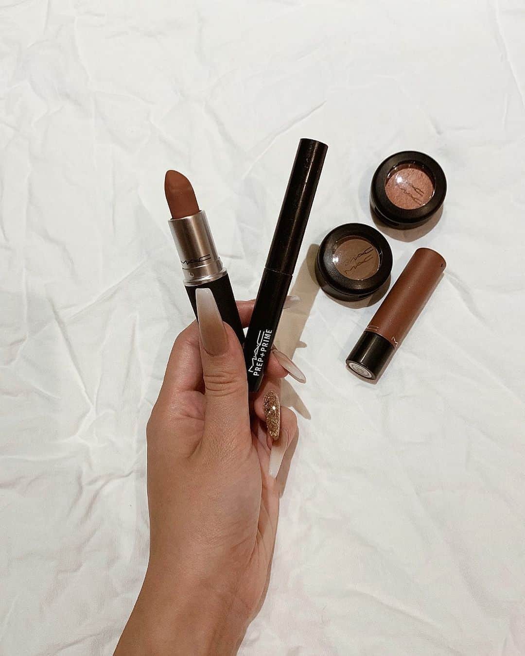 のインスタグラム：「・ ・ よく質問くる @maccosmeticsjapan は、 トープ使ってます💄隣のやつは下地♩♩ そしてそして下のシャドウは秋カラーで お𝘕𝘦𝘸で買ったからそろそろ使い時かな〜🍂 𝘈𝘞の洋服も沢山買ったので後々𝘶𝘱します✍︎ ・ #mac #maccosmeticsjapan #cosmetics #maccosmetics #autumn #autumncolors」