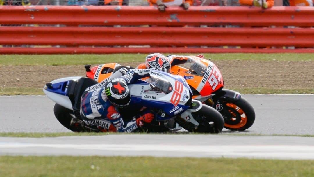 MotoGPさんのインスタグラム写真 - (MotoGPInstagram)「Who remembers this thrilling battle at Silverstone? ⚔️ It all happened #OnThisDay 7 years ago at the 2013 #BritishGP 🇬🇧 #MotoGP 🏁 #MM93 #JL99」9月1日 19時00分 - motogp