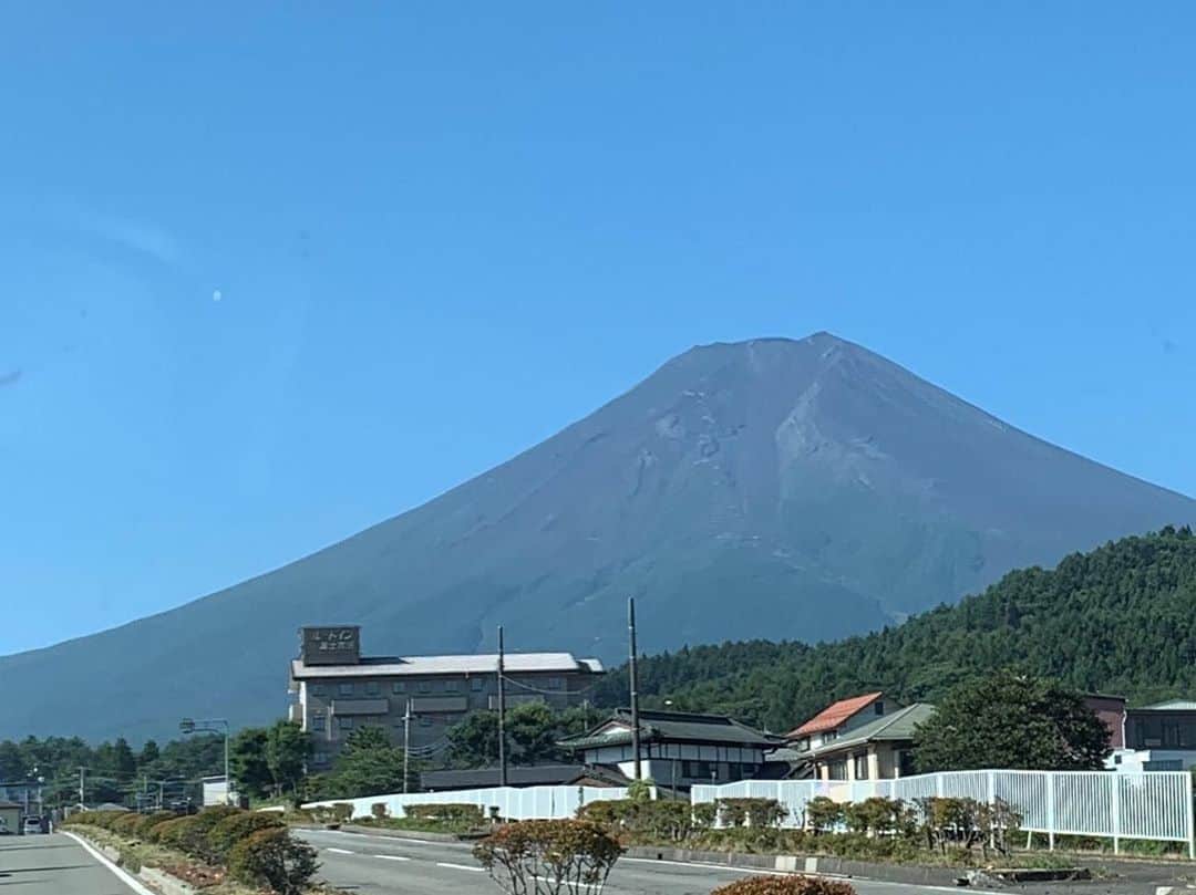 フレシャス公式(FRECIOUS) さんのインスタグラム写真 - (フレシャス公式(FRECIOUS) Instagram)「. . 皆さまこんばんは😊 . 本日は久しぶりに富士山の写真です！ . 雪が完全に溶け、山肌がくっきり。 夏にしか見られない富士山です✨ . . 猛暑、酷暑、 そして厳しい残暑—。 40℃近い気温を連発した今年の夏も いつの間にか日も長くなり、少し涼しくなり。。 あっという間に9月に突入です🍁 . フレシャスの採水工場がある山梨県の富士吉田市は、 夜が冷え込み始めたとのこと。 日中は変わらず暑いそうで、体調管理が大変そうです💦 . 気温や街並み、そして富士山の姿に 季節の移ろいを感じますね。 . . 今年はいろいろな面で「いつもと違う夏」でしたが、 いつも同じ場所でどっしりとそびえる富士山をみると なんだか安心しますね✨ . 来年はまた「いつもの夏」が迎えられることを 願うばかりです😊 . . ────────────── 水1箱プレゼント #キャンペーン中 ✨ フォロー＆いいね！で簡単応募♪ ↓　↓　↓ 【フレシャス公式】 @frecious_official ──────────────. . #フレシャス #FRECIOUS #ウォーターサーバー #天然水 #富士山」9月1日 19時00分 - frecious_official