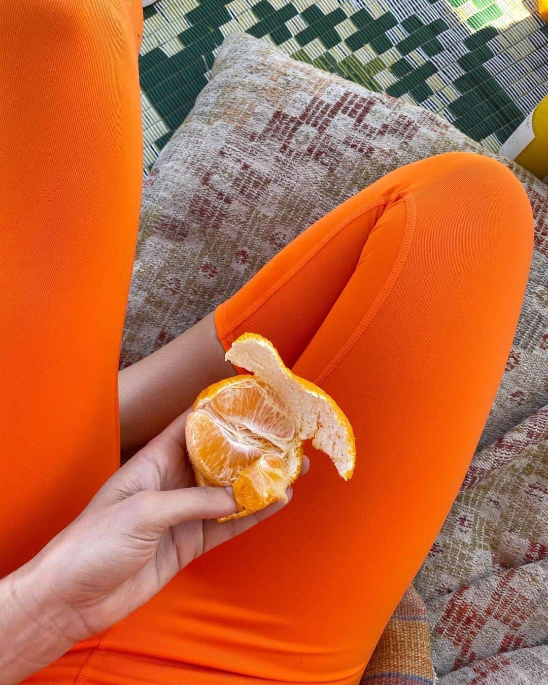 ナタリー・ジェーン・ローザーさんのインスタグラム写真 - (ナタリー・ジェーン・ローザーInstagram)「SPRING HAS SPRUNG! And so have the juicy sumo oranges! 🍊🍊🍊 so it’s only fitting that the new @aloyoga colour drop is Tangerine!  #aloambassador」9月1日 19時00分 - natalie_roser