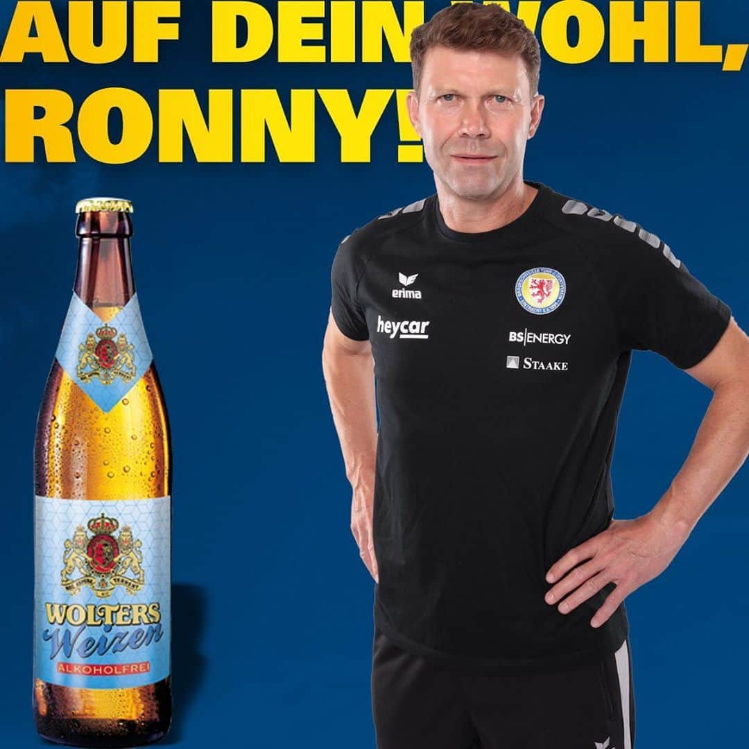 アイントラハト・ブラウンシュヴァイクさんのインスタグラム写真 - (アイントラハト・ブラウンシュヴァイクInstagram)「Prost, Ronny! Unser Torwarttrainer feiert heute seinen 55. Geburtstag und wir gratulieren ganz herzlich. Gemeinsam mit dem @hofbrauhauswolters und einem alkoholfreien Weizen stoßen wir auf dein Wohl an. 🍻」9月1日 19時03分 - eintrachtbraunschweig1895