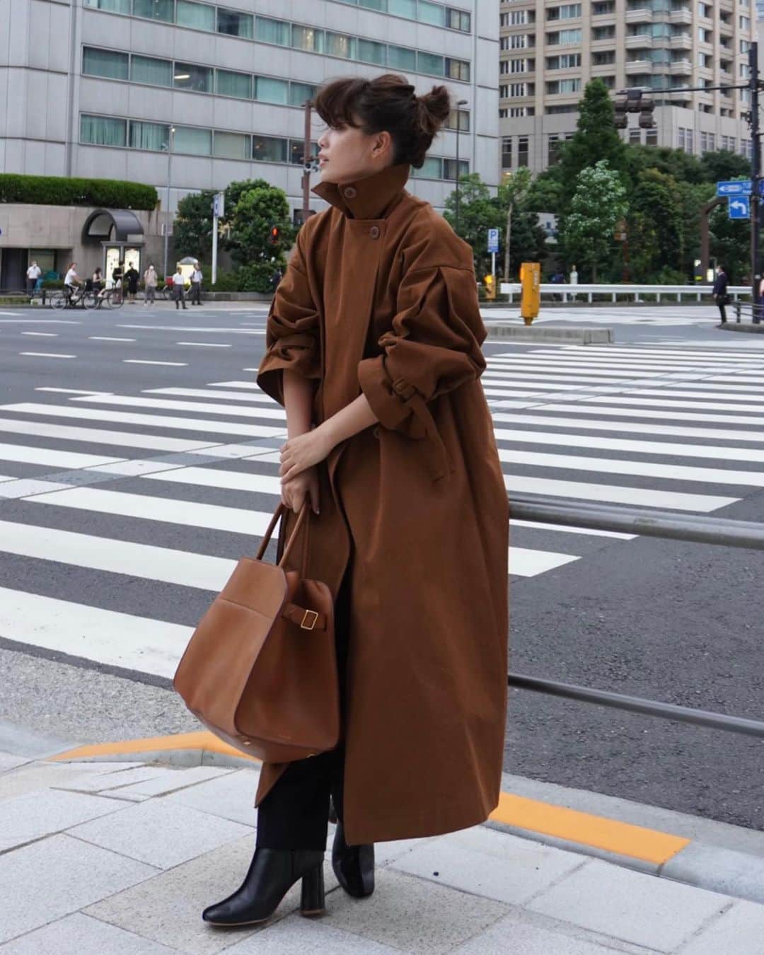 JUNNAのインスタグラム：「先行受注では、完売▶︎再販を行った  #ヘリンボーンオーバーサイズコート  いよいよ今週9月3日発売です📣 (今回がラストの入荷です)  個人的にこの秋一番のお気に入りアウター🍂  チョコレートカラー  #2020ETRE_AW  コットン100%のハリ感のあるヘリンボーン生地を使用したオーバーサイズコート🧥  ヴィンテージの古着をターゲットに作成した生地は、 経年変化が楽しめる一生もののアウターです  先行受注でオーダーいただいた皆さま まもなくお手元に届きます🍂  お楽しみに  【新作発売スケジュール】 📌ETRÉ TOKYO  毎週木曜日19:00 📌ZOZOTOWN  毎週金曜12:00 📌ELLESHOP  毎週土曜8:30  #ヘアスタイル #ヘアアレンジ #お団子 #おだんご #団子 #ミディアムヘア #ミディアム #celvoke#therow #秋メイク#オレンジ#ブラウン#ベージュ#カジュアル #大人カジュアル#エトレコート」