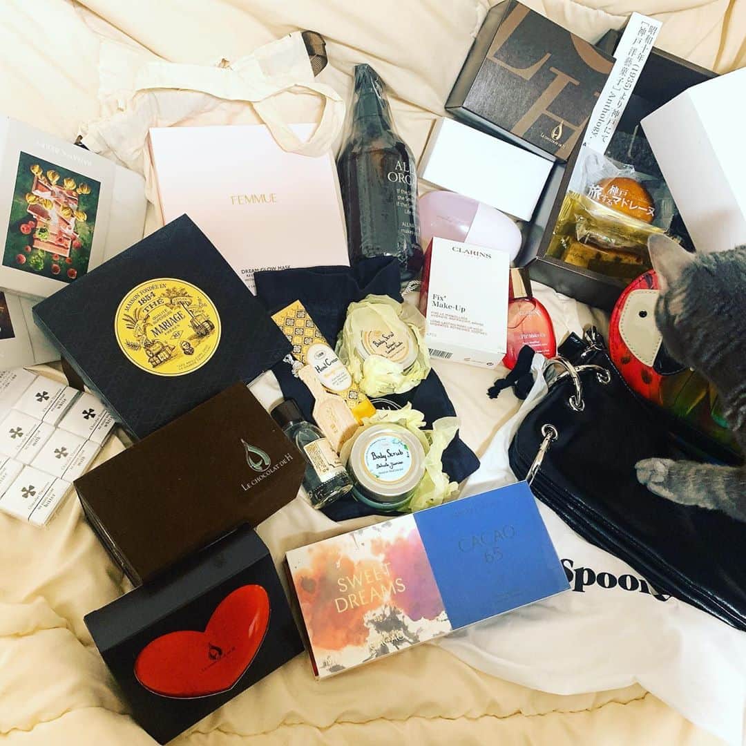 のインスタグラム：「わっしょい！誕生日から2週間、密にならないよう少しずつ友達に会っては祝ってもらい、その結果部屋が幸せで溢れております(むーもひとつずつチェックしている)。 幸せ者です。ありがとう！ 送っていただいたものや、LINEでスタバチケットを頂いたりもして。 母親とも誕生日が近いので、久々に妹夫婦の家に家族で集まってホームパーティーをしたりも。 あと頂いたケーキの名前がERYじゃなくてARYになっているなど、なかなか愉快な8月を過ごしました。 海や祭やフェスなどがない寂しい夏ではありますが、私はとっても幸せ者です。 まだまだ気を付けながら、みんな元気に過ごしましょう！」