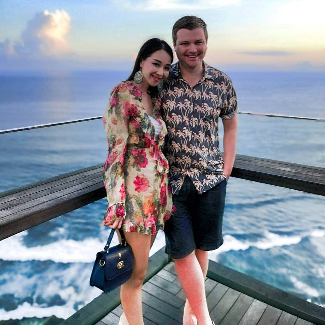 のインスタグラム：「I love this photo because in the middle of the craziness now,we found each other. @alistairminty I can't wait to marry with you ❤️ #precovid19#memory」