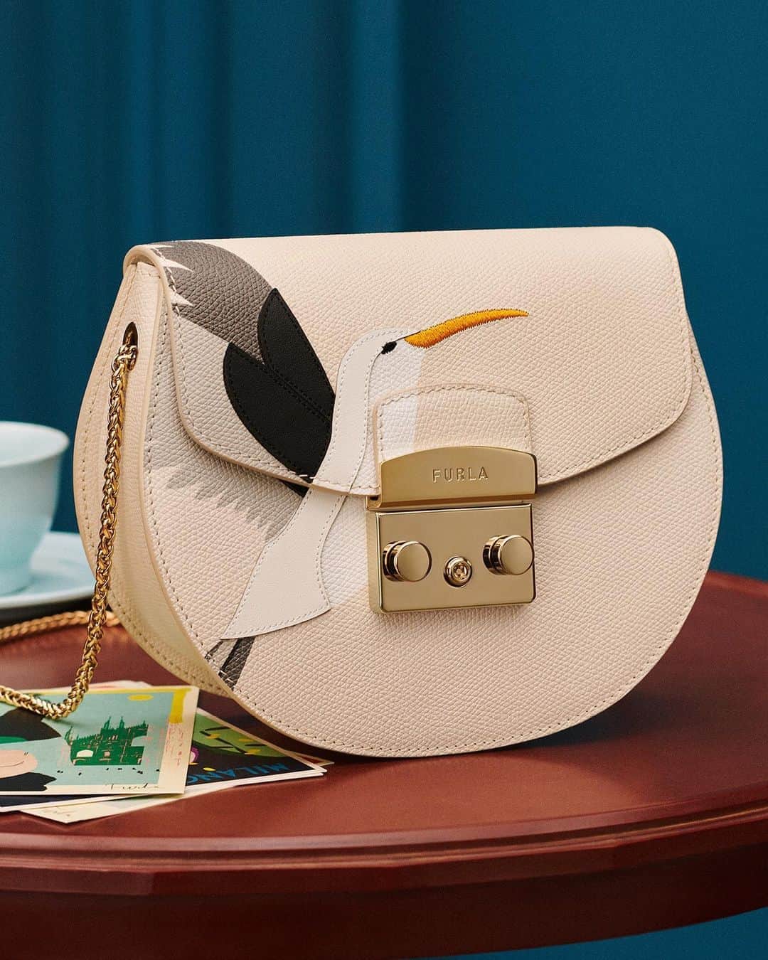 フルラのインスタグラム：「A hummingbird featured in the Furla Metropolis says dreams will take flight in this collection.  See more, link in bio.  Creative Direction: Magnus Berger & Tenzin Wild @thelast_universe Photographer Director: @giampaolosgura Stylist: @sissy.vian Hair Stylist: @francogobbi1 Make up: @cosettagiorgetti  #thefurlasociety #furlafeeling #newcollection #furla #accessories #fashion」