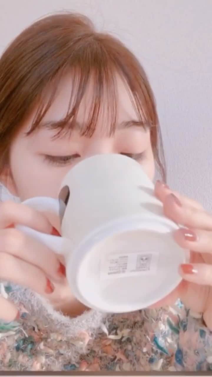 松尾 瞳のインスタグラム：「すっぴんからのナチュラルメイク💄 . 結構前にTikTokで撮ったやつだから 加工外し方わからずマグらへんが ふにゃふにゃして気持ち悪いけど許して〜〜💀 . 前髪また切ろうかずっと悩み中。。 . #ナチュラルメイク #コスメ #デパコス #プチプラコスメ #メイク #シースルーバング  #前髪 #メイク #メイク動画」