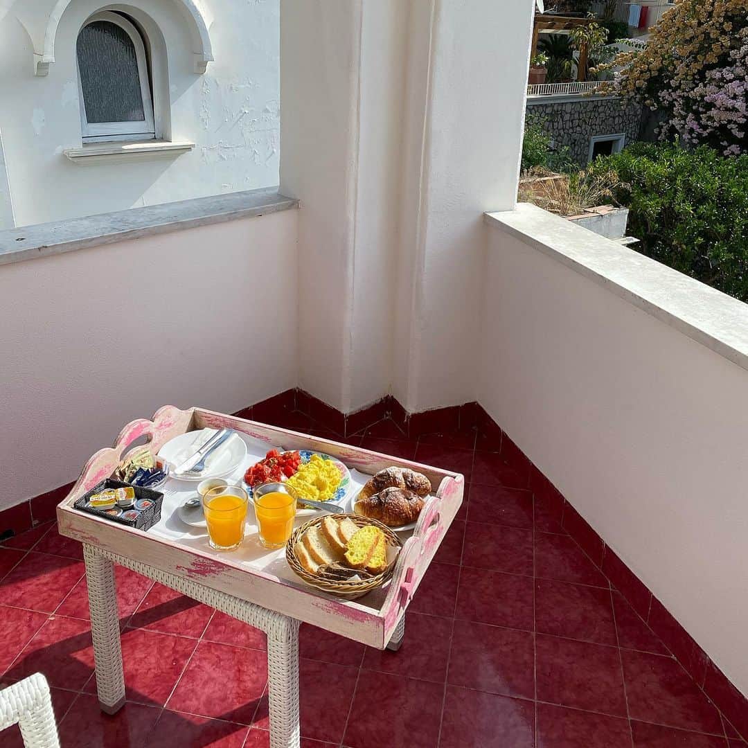 アイリス・ロウさんのインスタグラム写真 - (アイリス・ロウInstagram)「🍰 in Italy they eat cake for breakfast :0」9月1日 19時14分 - lirisaw