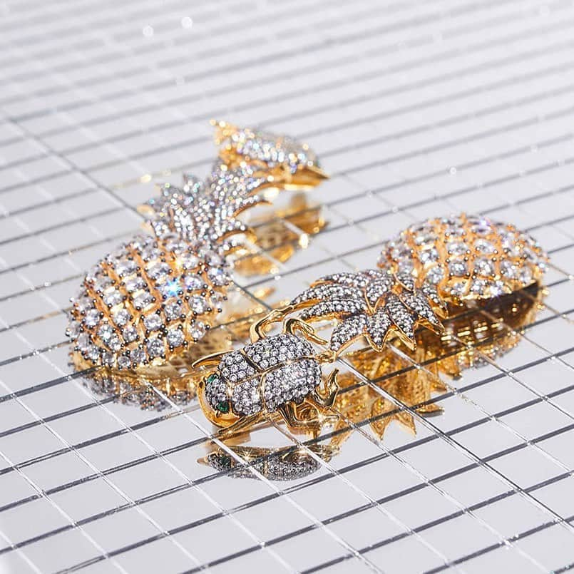 Aquazzuraさんのインスタグラム写真 - (AquazzuraInstagram)「Take a closer look at these Pineapple Earrings, part of the exclusive collection Begüm Khan x AQUAZZURA, made of gold-plated bronze and encrusted with glittery crystals. Available on aquazzura.com and in boutique.  @begumkhan #BegumKhanforAQUAZZURA #AQUAZZURA」9月1日 19時14分 - aquazzura