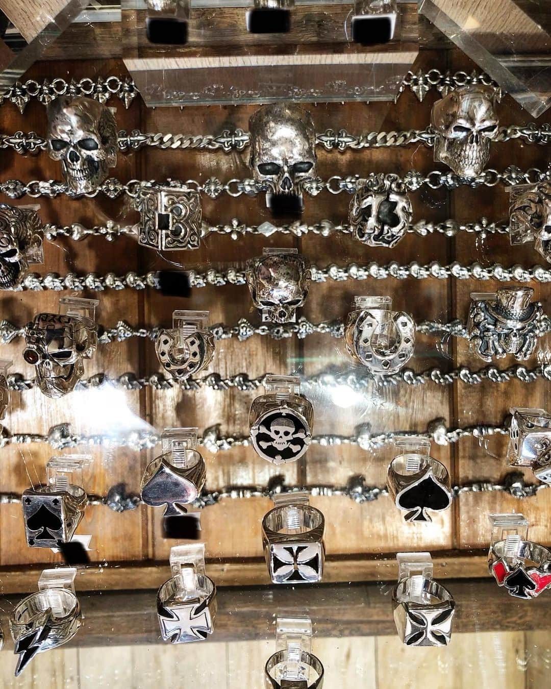 クレイジーピッグさんのインスタグラム写真 - (クレイジーピッグInstagram)「I love a good cabinet shot 📷 We’re open 11am - 6pm Monday to Saturday! 15% OFF is STILL ACTIVE in store and online for a very limited time 💰 #London #coventgarden #rocknroll #jewellery #heavymetal #gothic #designs #silver #rings」9月1日 19時15分 - crazypigdesignslondon
