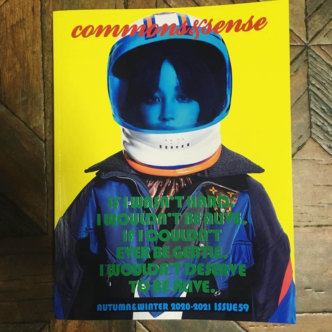 Julie Wataiさんのインスタグラム写真 - (Julie WataiInstagram)「発売中のファッション雑誌　commons & sense ISSUE59 にマタニティセルフポートレート作品掲載されています📸🤰https://amzn.to/2DlTd1s @_d_r_o_p_  とのコラボ作品になります💖🔪」9月1日 19時21分 - juliewatai