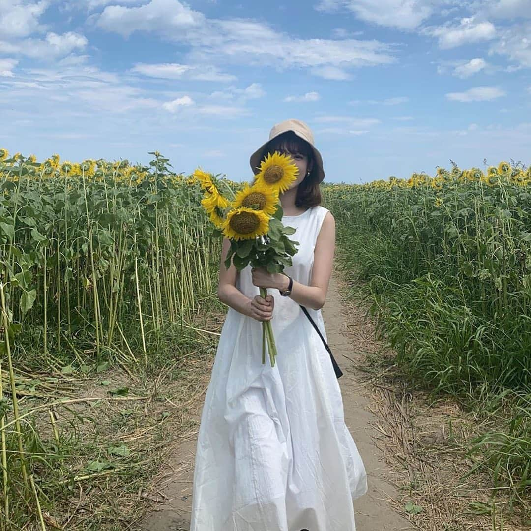 PATRA magazineさんのインスタグラム写真 - (PATRA magazineInstagram)「9/1♡スワイプしてね👉「夏らしいひまわりとのpic 🌻」 . 今年はお出かけの回数も減ってしまったりいつもと違う夏  そんな夏も変わらずに夏の象徴であるひまわりと共に撮ったみんなの写真をご紹介🌻  夏も終わりに近付いているけど、 素敵な夏の思い出を作ってね◎ . Thank you 🌹 @3mayun / @shihoriiin49 @yk.th / @kaori.0914 @kanasanpo_1106 . . 今女の子の中で流行っているコトやITEMがあればPATRAをタグ付けして教えてね❤︎ 皆さんのすてきな投稿をぜひ紹介させてください！ . . #PATRA #お洒落さんと繋がりたい #おしゃれさんと繋がりたい #ひまわり #夏 #夏写真 #夏のコーデ #ひまわり写真 #ひまわり畑 #花のある暮らし #夏っぽコーデ #夏コーデ #夏休み #サマーバケーション」9月1日 19時25分 - patra__jp