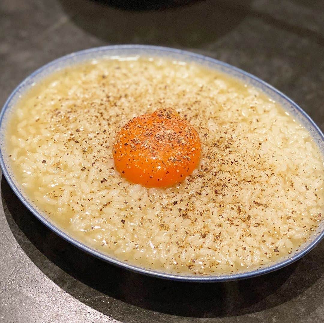 のインスタグラム：「【最近流行ってんの？狭いお店 IN学大の中華🇨🇳】﻿ ﻿ なんか最近行く店ほぼ狭い。笑﻿ それがまた流行りなのか？🤣﻿ ﻿ @dj_hiroki_ パイセンに教えてもらった #farmstudio203 にGO💯5回ぐらいチャレンジしてやっと予約できたお店。﻿ ﻿ これは新しい中華だね。﻿ 創作中華で全部おしゃれーな中華出てきた🥟﻿ ﻿ 四川料理メインなのかな？﻿ 本格的な麻婆豆腐が出てきて、わたしには辛すぎてほぼ食べれなかったけどお豆腐もしっかりしてて美味しかった！！！山椒好きにはたまらない味だね👃﻿ ﻿ あと、酢豚が超おしゃれ👄﻿ tkgが映えそうだったから頼んでしまったけど、味は普通だから違うシメ頼んだほうがいいね。笑﻿ ﻿ そしてデトックスサラダが美味しいので絶対頼んで欲しい☺️﻿ ﻿ カウンターのみの8席しかないお店👌﻿ たまに食べる中華美味しいな🤔❤️﻿ ﻿ ﻿再来あり。  #学大グルメ#学芸大学グルメ#gakugeidaigaku#学大ディナー#学芸大学ごはん#学大ごはん#東京のうまいメシシリーズ#東京ごはん#東京ディナー#東京グルメ」