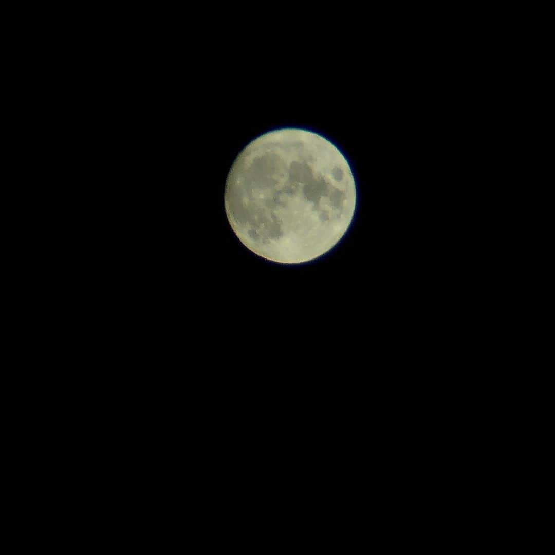北広アキさんのインスタグラム写真 - (北広アキInstagram)「今日から９月。 月がキレイだったので、久々にiPhoneに望遠レンズをつけてパシャ♪ 満月に見えるけど今日はまだ少しだけ欠けてる前夜🌕  もう少しで狼に変身だ🐺 . #満月 #満月の前夜 #iPhone8Plus #望遠レンズ #月の時間 #落ち着く時間 #月光浴 #iPhoneで月を撮影」9月1日 19時35分 - aki_kitahiro