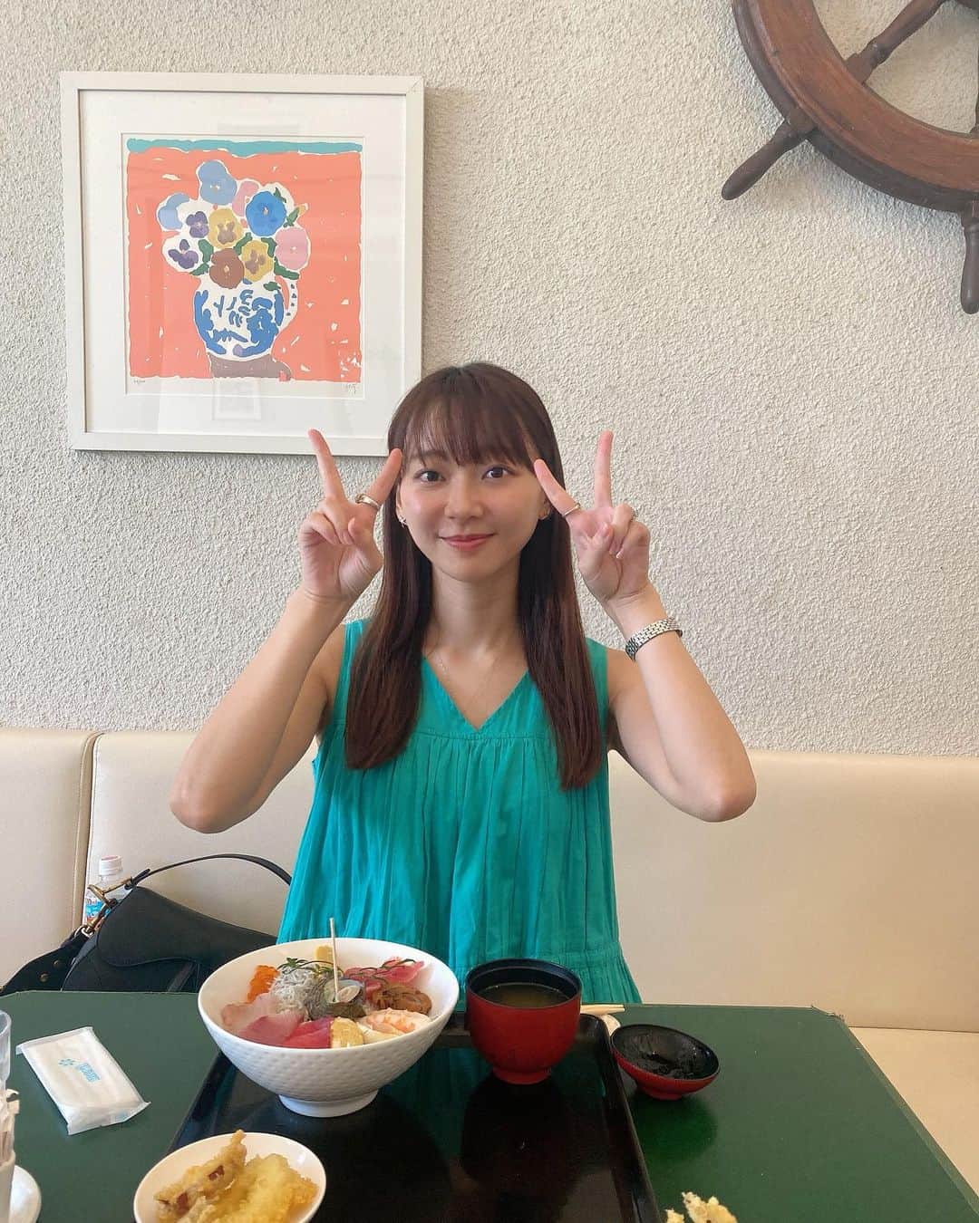 葉月祥子のインスタグラム：「休日のわたし🌞﻿ ﻿ 大好きな葉山で🐬🐬🐬﻿ ﻿ 魚虎さんというお店。海鮮丼美味しかったです🐟✌️✨﻿ ﻿ #休日 #おでかけ ﻿ #海を眺めに #葉山 ﻿ #葉山ランチ #魚料理 #魚虎 ﻿ #spacecraft #葉月祥子」