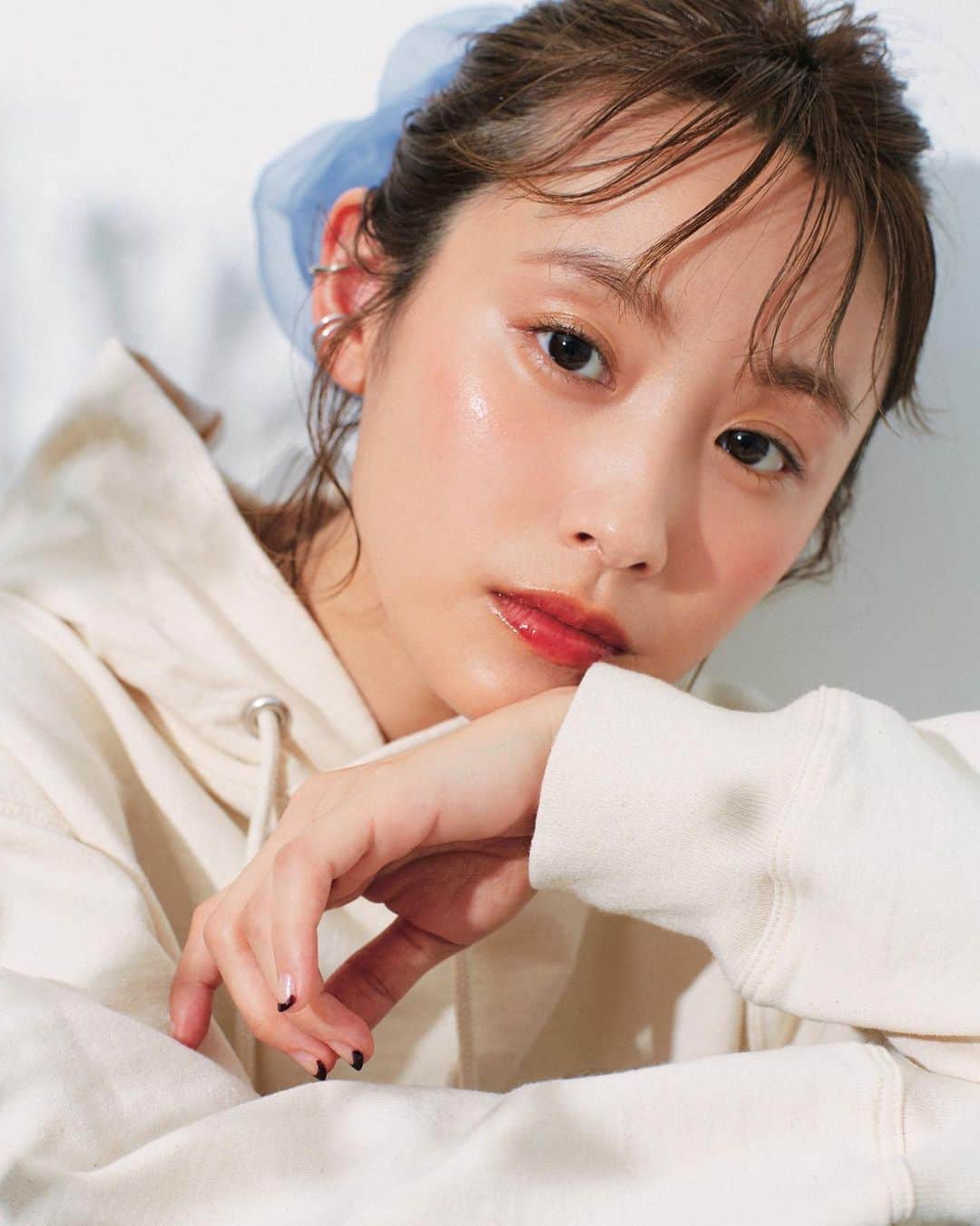 のインスタグラム：「・　﻿  my work  ・　 ・ mina10月号☺︎ ﻿ ・　﻿ ・　　　﻿ チークとリップが主役のメイク🐤♡ ﻿ ﻿ @dolcegabbanamakeup  ニュアンスの薄チークが﻿ 今っぽメイクです！　﻿ ・　﻿ ・　﻿ @roselabo.japan ﻿ 透け感のある赤グロス﻿ ↑﻿ 10/2にキベコラボで﻿ 発売されますよ〜♡♡﻿ ・　﻿ ・﻿ 他にも﻿ ″大人女子の秋メイク″﻿ @kanbe61 さん　X﻿  @chikunimegumi  さん　も ご紹介してますのでぜひ〜🐈♡  ・　 ・　 #mina#秋メイク#hairmake#make#cosmetics#cheek#lip#ニュアンスメイク#きべメイク#きべヘアー#🍡」