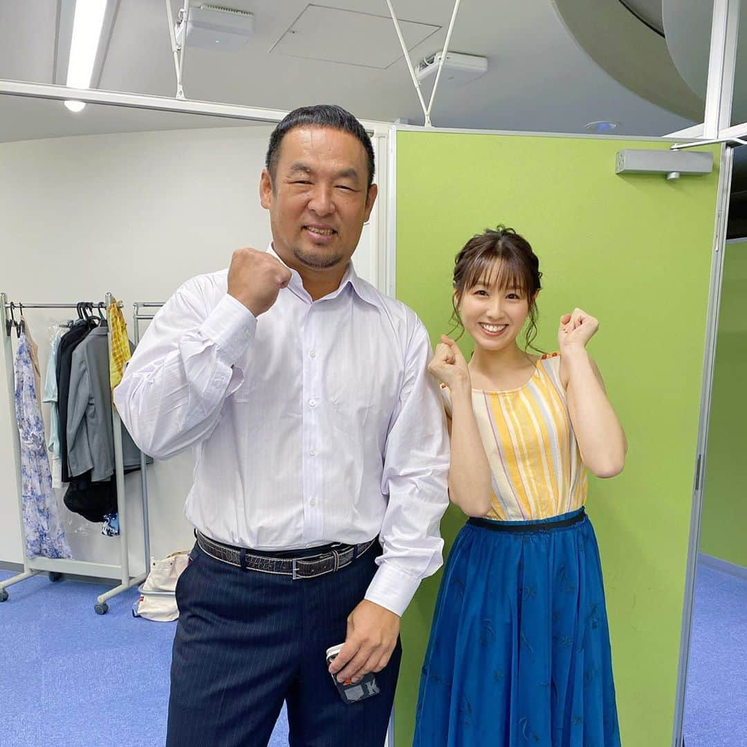 松中みなみさんのインスタグラム写真 - (松中みなみInstagram)「9月とつにゅ〜🍇 今月もよろしくね😉💕  一昨日はテレビ西日本『競馬BEAT』 観てくれた方、 ありがとうございました💗  ここ2年くらい？夏の小倉は ニィニィとの親戚共演が続いてて最高に楽しかった😆  裏で〝次のご飯代〟とか〝ゴルフ代〟をかけて戦うんだけど 今回は内容で負けた。😂  競馬BEATに出演させてもらって はや、7、8年になりますが、 今年はコロナの影響で初めて競馬場以外での生放送！  だから喜多村記者には会えなかったのは寂しかったけど、 予想当たったのふれてくれるまでフリップ持って待ってる喜多村さん最高に可愛かった😊❤︎笑  全員それぞれのレースで当たって とっても良い日でした🌈✨  今週も競馬楽しむぞー💖  #競馬BEAT #テレビ西日本 #TNC  #競馬 #競馬予想 #生放送 #福岡 #松中信彦 #松中みなみ #親戚対決  #坂梨アナ #新垣アナ #喜多村さん #スタッフの皆さん  #ありがとうございました🙏  #馬券的中 #umajo」9月1日 19時30分 - minami_matsunaka