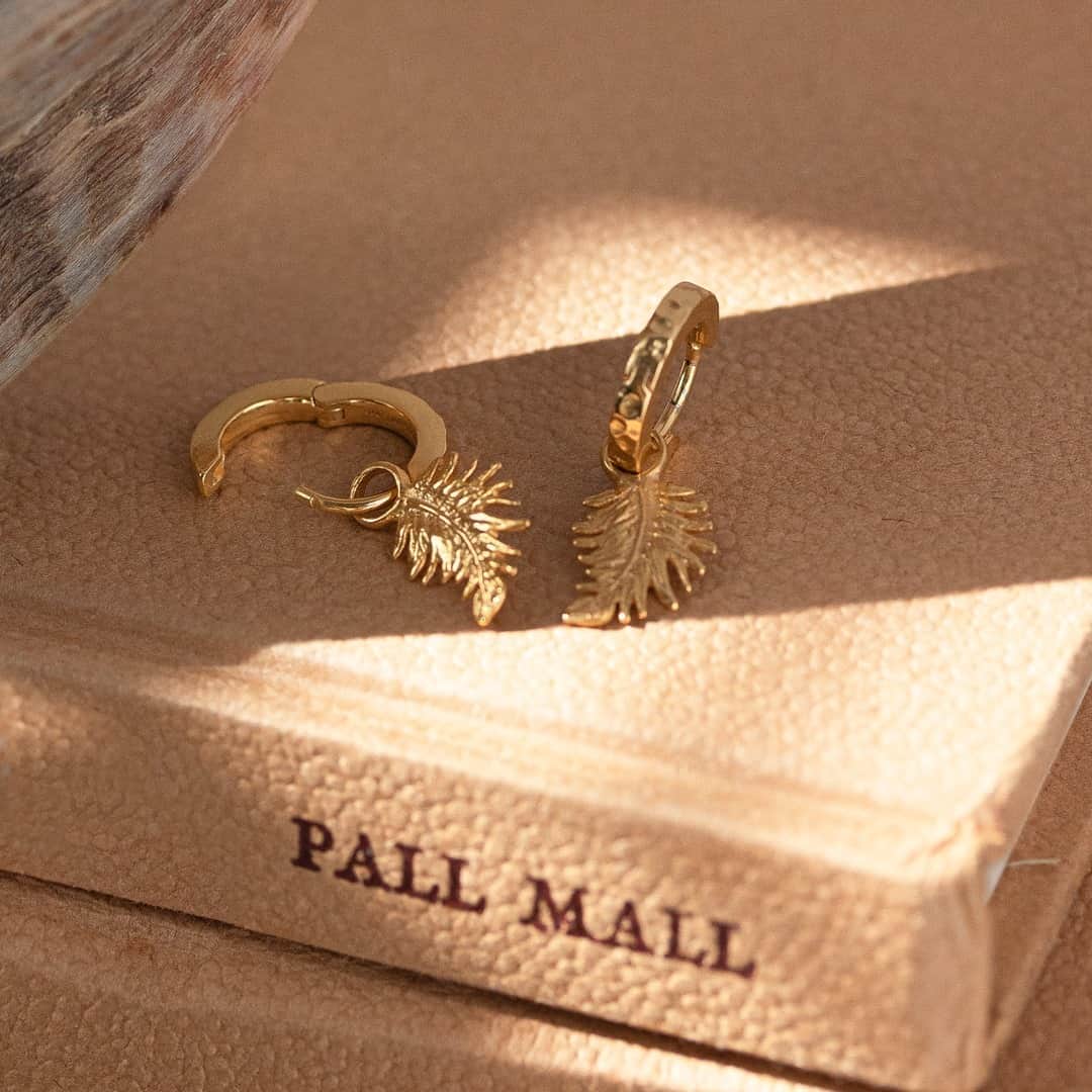 のインスタグラム：「Make your ear stack truly personal by mixing our new Story Hoops and Drops. Better together... and light as a feather! ⠀⠀⠀⠀⠀⠀⠀⠀⠀ ⠀⠀⠀⠀⠀⠀⠀⠀⠀ #DowerAndHall #HuggieHoops #EarStack #StyleInspo #BeigeAesthetic #GoldHuggies #BritishDesign #MadeInLondon #CurratedEar」