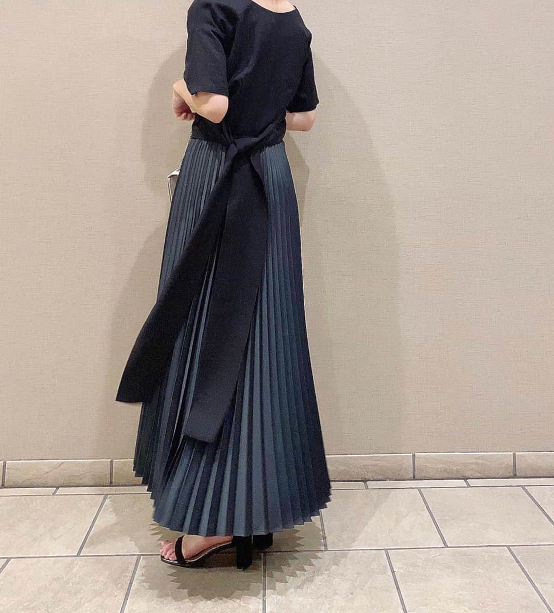石黒美帆のインスタグラム：「﻿ *﻿ ﻿ dress#mieliinvariant  ﻿ このグリーンの色味が秋っぽい☺️﻿ リボンは前で結んでも、結ばなくても。﻿ 存在感があってかわいいです▶︎◀︎﻿ ﻿ ﻿ ﻿ #fashion#fashionstyle#fashiongram#instafashion#outfit#ootd#dailylook#패션#오오티디#ファッション#コーデ#プリーツスカート #秋服#秋コーデ#シンプルコーデ」