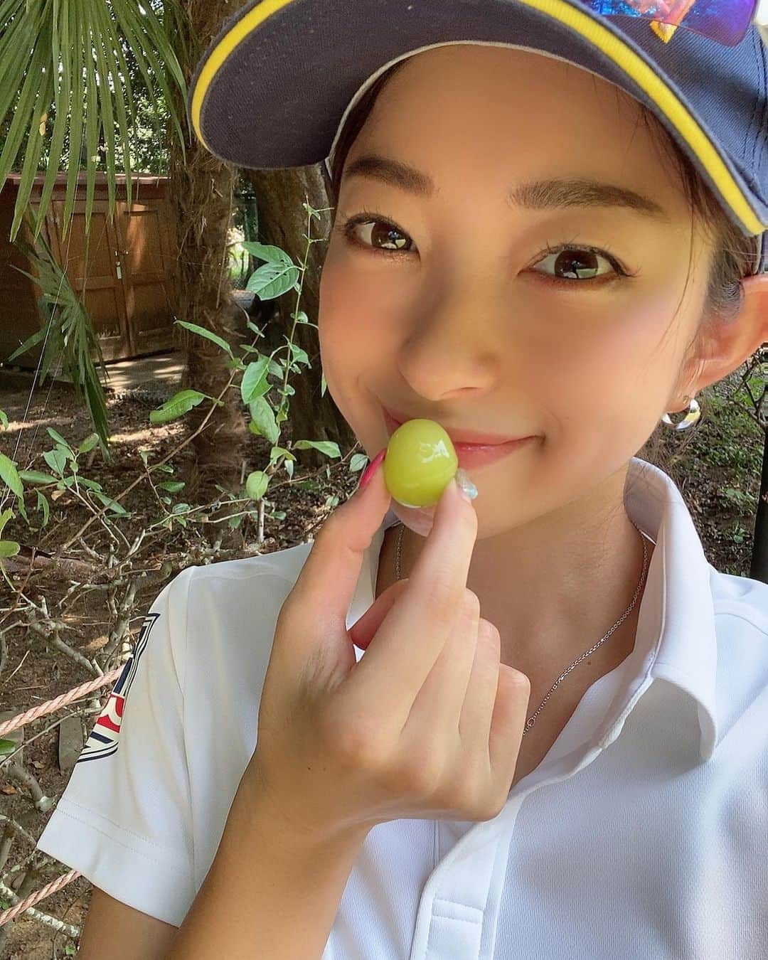 RIKAさんのインスタグラム写真 - (RIKAInstagram)「. #大宮ゴルフコース 暑かったけど冷やしポイントがたくさんありました🎐🎐 . 売店で売ってる冷凍マスカットは真夏ゴルフ時には最高😊❤️ . みなさんは熱中症対策どうしてますか？？😊 . 熱中症に気をつけてゴルフ楽しみましょう😊❣️ . . . #ゴルフ#golf#⛳️#ゴルフ女子#ゴルフ好き#ゴルフウエア#ゴルフコーデ#ゴルフスイング#골프 #골프웨어 #골프스윙 #여행 #해외여행 #골프스타그램 #골프중독 #와인 #소주 #좋은시간  #スマイルゴルフ#ゴルフコンペ#熱中症対策」9月2日 6時24分 - rinrikagolf