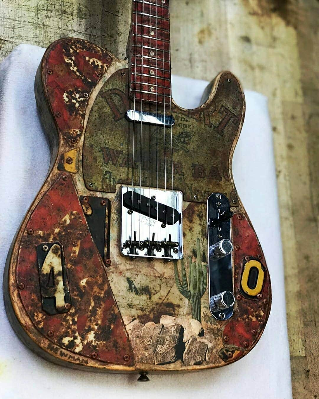 Fender Guitarさんのインスタグラム写真 - (Fender GuitarInstagram)「This Desert Tele by @greg_fessler is bringing the heat 🌵 ​Check out the incredible artwork by @davenewmangallery 🏜 ​ ​Repost: @nixpix33」9月2日 6時30分 - fender