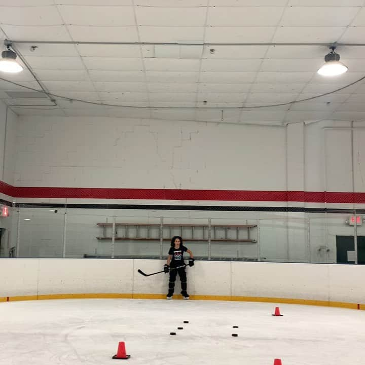 エレーネ・ゲデヴァニシヴィリのインスタグラム：「Hockey time 😎 work in progress but I can do Johnny Hero’s 5 puck drill now  . . . . . . . . . #hockey #usa #cuttingedge  #iceacademy #girlpower  #playtrue #teamtrue #hockeyequitment #hockeycoaching #hockeycoach #speed #edgework #agility #hockeyskate #iceskating #balance #footwork #powerskating #hockey #hockeytraining #hockeyskating #freestyleskating #edgework #skatingdevelopment #hockeyedgework」