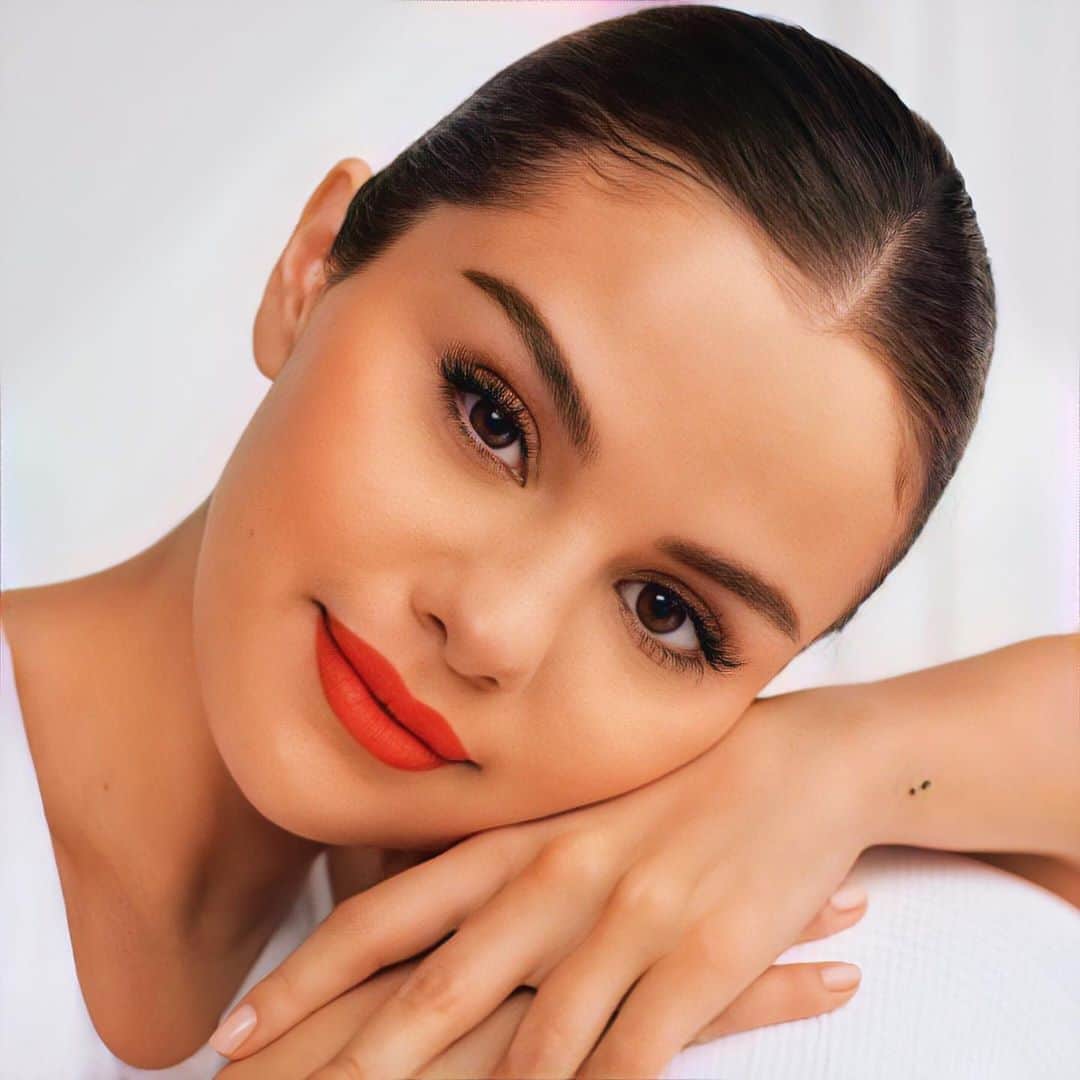 Always With Selenaのインスタグラム：「Selena with red lips gives me life」