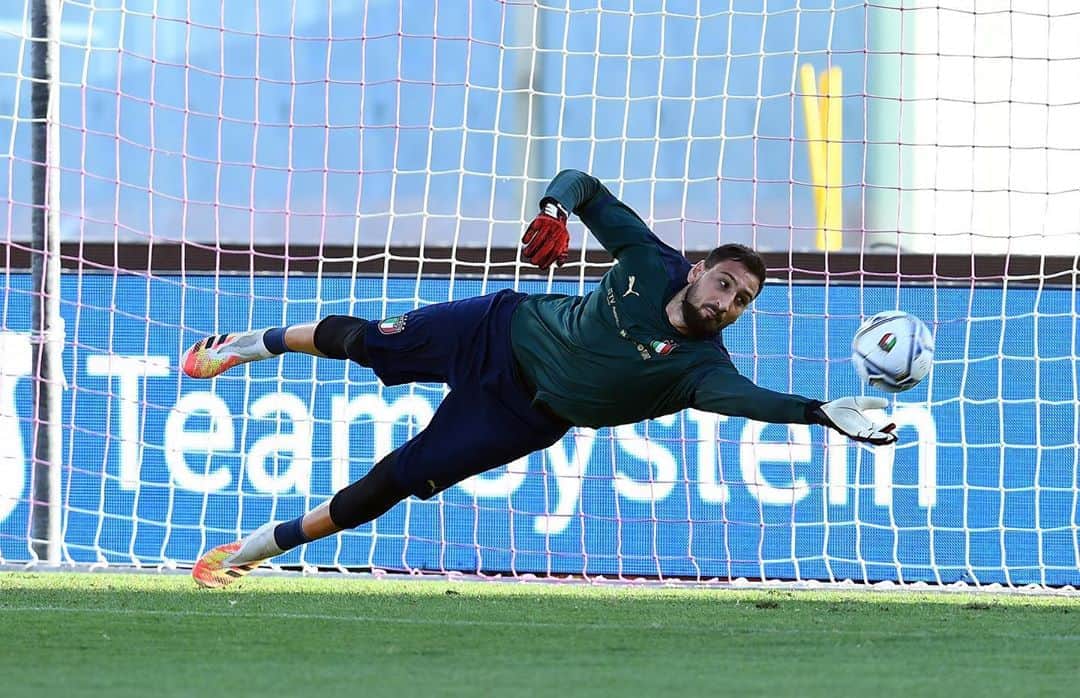 ジャンルイジ・ドンナルンマのインスタグラム：「👀 sulla ⚽️... sempre! 😉 #Nazionale 🇮🇹」