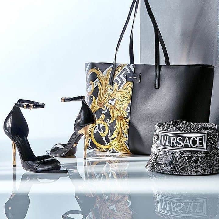 GILTのインスタグラム：「Highlight of your day? This #Versace sale. Tap to shop.」
