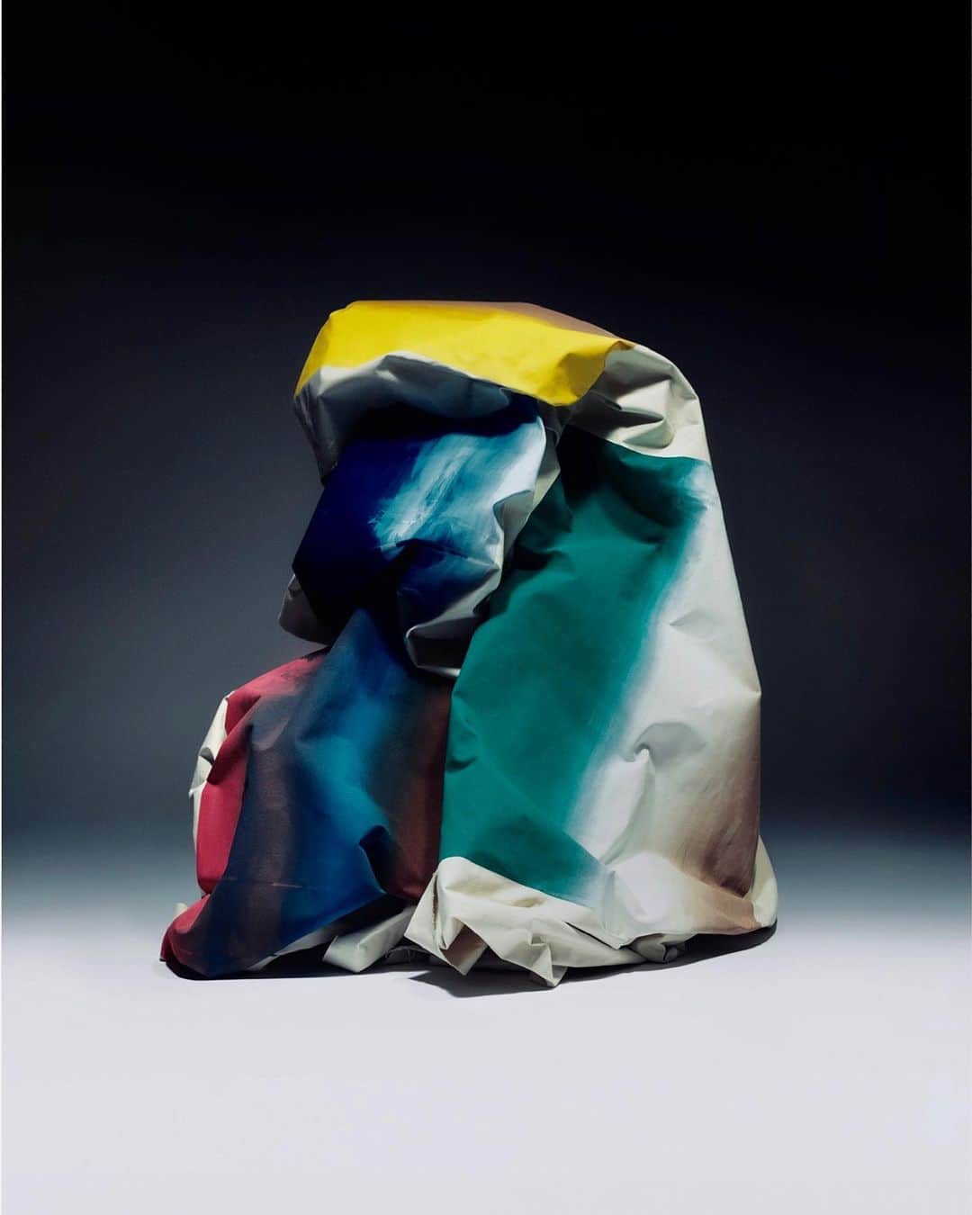 ジョナサンサンダースのインスタグラム：「Canvas sculptures 🌈. #saunders   📸 @image_group_  Art direction @jonnylu」