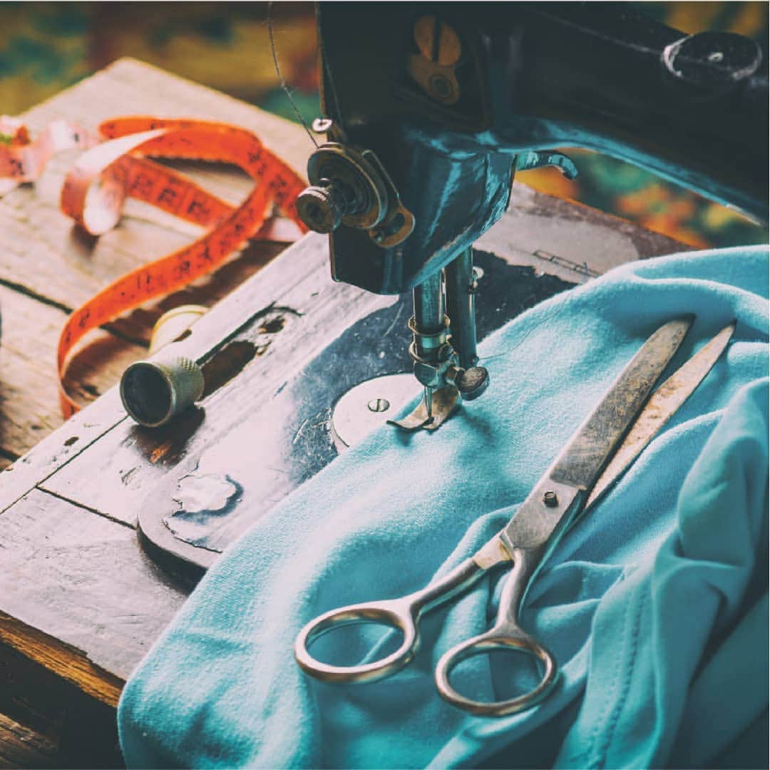 アメリカ運輸保安局さんのインスタグラム写真 - (アメリカ運輸保安局Instagram)「And sew it begins…today is the first day of #SewingMonth and yes, it’s more exciting than it seams.   If you seam-stressed about whether you can bring your sewing project on your travels, just take it one stitch at a time. Sewing machines and sewing needles are allowed in carry-on bags. For the sewing machine, we recommend you check with the airline to ensure the item will fit in the overhead bin or underneath the seat. Circular thread cutters or needlepoint threads that contain blades must be placed in checked baggage. You are allowed to keep scissors smaller than 4 inches in your carry-on.   Well, we’re running out of materials but if you needle little more assistance, send a message to @AskTSA on Twitter or Facebook to get help. They’re the reel thing! Live assistance is available 8am – 10pm ET.   #TravelTips #Traveling #Carryon #security #travelife #instatraveler #instatravel」9月2日 5時11分 - tsa
